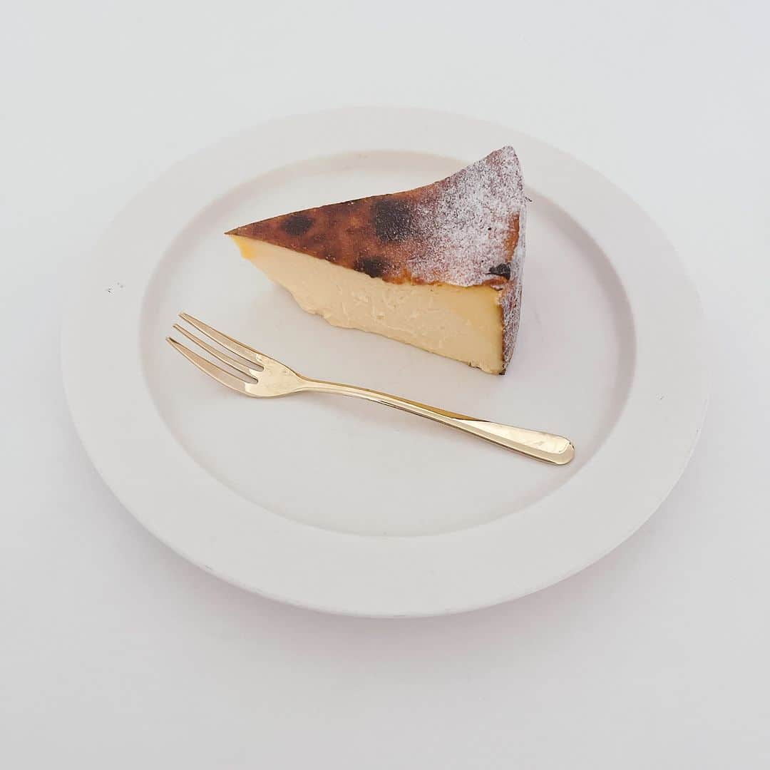 SPURさんのインスタグラム写真 - (SPURInstagram)「みんな大好きカフェ・ファソンでバスクチーズケーキをゲットしました。中心部はしっかり濃厚でなめらか。トップの香ばしさも絶妙でした。期待を裏切らない美味しさです🙌🌷  #カフェファソン #バスクチーズケーキ  #チーズケーキ #ケーキ #cafefacon #cake #cheesecake #cheesecakeaddict #SPURおやつ部 #SPUR #SPURmagazine #おやつ #今日のおやつ #3時のおやつ #おやつの時間 #おやつタイム」5月2日 18時00分 - spurmagazine