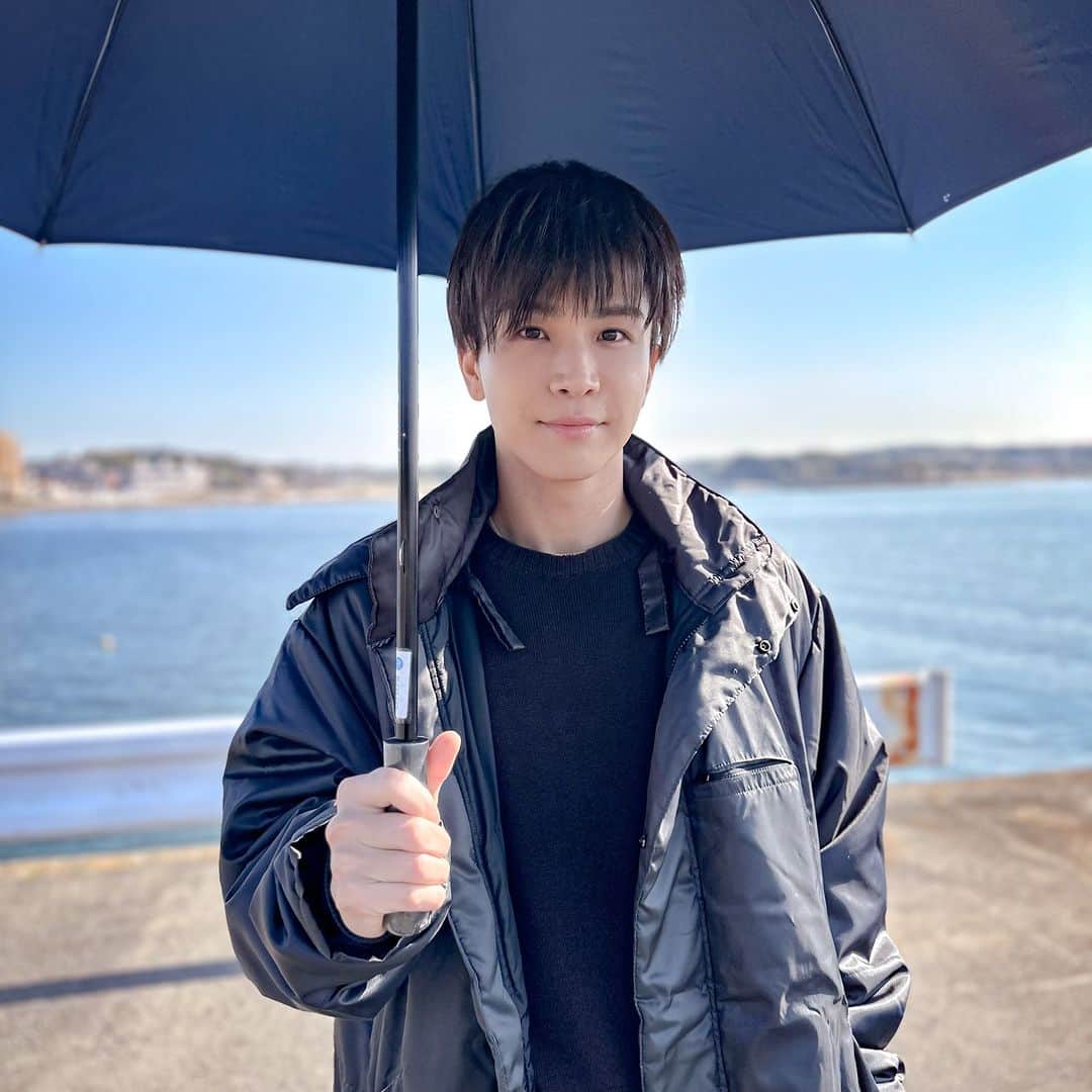 あなたがしてくれなくてものインスタグラム：「☂ 🫧オフショットをお届け🫧  第３話にて 会社をズル休みして 海へと行く誠( #岩田剛典 )🏖️🚗  撮影の合間に日傘の姿を📸  Twitterではメイキング映像を公開❕  第１話〜３話は #TVer で無料配信中！ プロフィール欄のリンクからチェック📺」