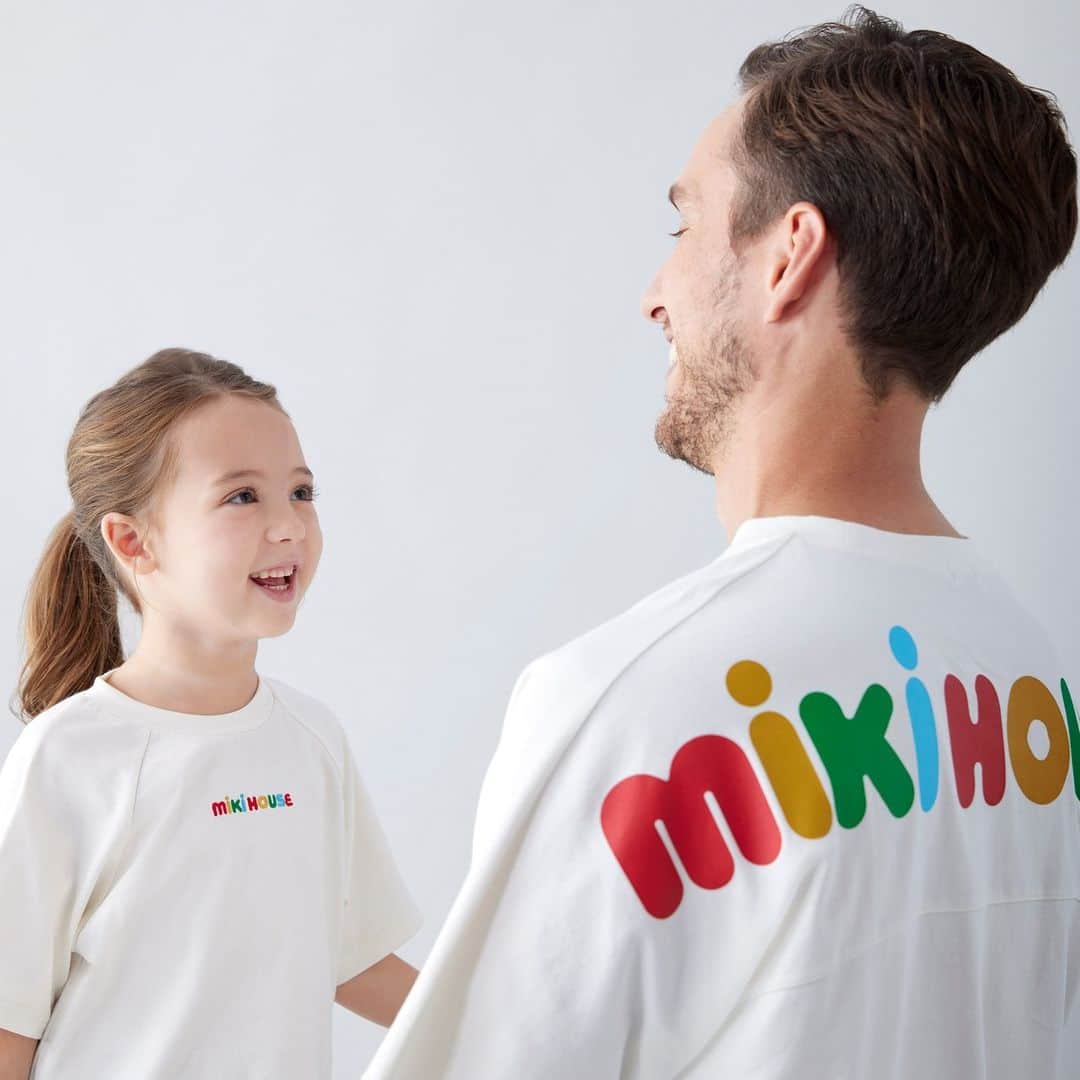 MIKI HOUSE ミキハウスさんのインスタグラム写真 - (MIKI HOUSE ミキハウスInstagram)「New Arrivals～🛒★ 家族でのお出かけが より一層楽しくなる「親子コーデ」👪  どんなパンツにも合わせやすく 男女問わず着られる大人気の バックロゴTシャツは、親子で 初めてのお揃いアイテムに おすすめです♡😊   #きっずこーで #ミキハウス #ミキハウスコーデ #mikihouse #mikihousejapan #kids #kidswear #kidsfashion #キッズ #キッズコーデ #キッズファッション #おしゃれキッズ #おしゃれキッズコーデ #子供服 #子供服コーデ #こども #rogo #ロゴ #バックロゴ #リンクコーデ #おやこーで #親子コーデ #お揃いコーデ」5月2日 18時00分 - mikihouse.official