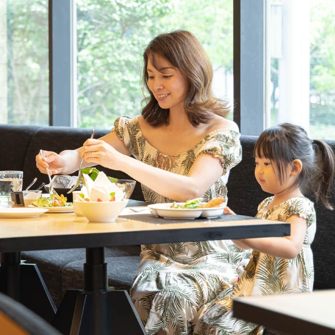 ヒルトン大阪 Hilton Osakaさんのインスタグラム写真 - (ヒルトン大阪 Hilton OsakaInstagram)「母の日は、普段あまり言葉にできない「ありがとう」の思いを形に💐  家族のために頑張っているお母様に 特別な空間とお料理で日頃の感謝の気持ちを伝えてみませんか。  ヒルトン大阪で、心を込めた特別な時間を。  詳細・ご予約は @hiltonosaka ホームページより。  On Mother's Day, let's give shape to the gratitude that we don't always have the opportunity to express in words. 💐  Show your hardworking mother how much you appreciate her with a unique setting and delicious cuisine. Make unforgettable memories at Hilton Osaka with a special, heartfelt experience. For more details and to make a reservation, please visit our website at @hiltonosaka.  ===  #ヒルトン大阪 #母の日  #懐石料理 #鮨 #鉄板焼き #グリル料理 #ワイン #ホテルビュッフェ #母の日ディナー #大阪ホテル #大阪グルメ #HiltonOsaka #Mothersday」5月2日 18時00分 - hiltonosaka