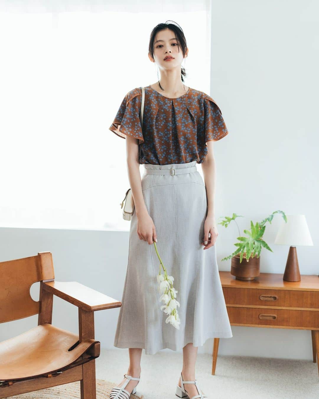 NATURAL BEAUTY BASICさんのインスタグラム写真 - (NATURAL BEAUTY BASICInstagram)「松木育未さんが素敵に着こなしてくださった 初夏の新作webカタログ、第3弾が大好評公開中♡  ■フラワーラッフルブラウス ¥7,480 tax in size:S/M color:クロベース/オフベース/キャメルベース #0173110451  ■リネンライクパネルスカート ¥9,900 tax in size:S/M/PS color:オフベージュ/モカ/コーラルレッド #0173120450 ------------------------------  Feminine＆Normcore Feat. Ikumi Matsuki  パフスリーブがドラマチックなロングドレスや、 フラワープリントが華やかなスカートetc. 女性らしさを引き立ててくれるフェミニンクローズと、 ノームコアな着こなしを叶えてくれる リラクシーなオールインワンやきれいめテーパード…  NBBが初夏に提案する、2テイストの新作たちを一挙ラインナップ。  詳しくはプロフィールのURLより webカタログをチェック♪  #松木育未 さん #春カラー #ブラウス #花柄ブラウス #spring #春コーデ #スカート #夏コーデ #リネンスカート #お出かけコーデ #オフィスコーデ #オフィスカジュアル #通勤コーデ #大人可愛い #カラーコーデ  #着回しコーデ #きれいめカジュアル  #ベーシックコーデ #ベーシック #ナチュラルコーデ #トレンドスタイル #シンプルコーデ #ナチュラルビューティーベーシック #naturalbeautybasic」5月2日 18時00分 - naturalbeautybasic_official