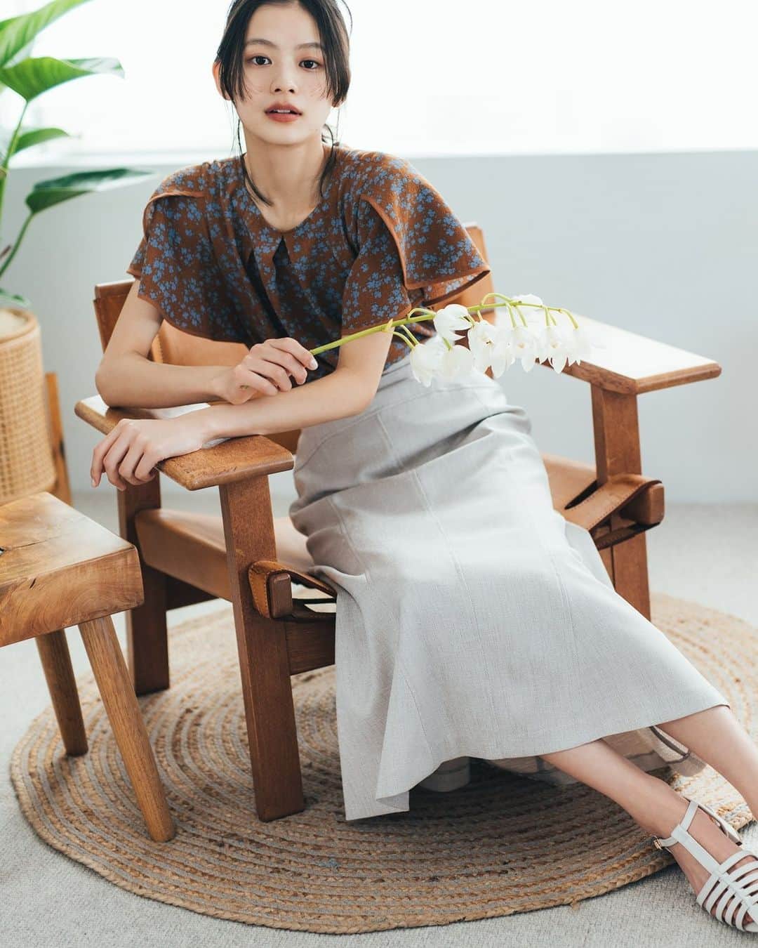 NATURAL BEAUTY BASICさんのインスタグラム写真 - (NATURAL BEAUTY BASICInstagram)「松木育未さんが素敵に着こなしてくださった 初夏の新作webカタログ、第3弾が大好評公開中♡  ■フラワーラッフルブラウス ¥7,480 tax in size:S/M color:クロベース/オフベース/キャメルベース #0173110451  ■リネンライクパネルスカート ¥9,900 tax in size:S/M/PS color:オフベージュ/モカ/コーラルレッド #0173120450 ------------------------------  Feminine＆Normcore Feat. Ikumi Matsuki  パフスリーブがドラマチックなロングドレスや、 フラワープリントが華やかなスカートetc. 女性らしさを引き立ててくれるフェミニンクローズと、 ノームコアな着こなしを叶えてくれる リラクシーなオールインワンやきれいめテーパード…  NBBが初夏に提案する、2テイストの新作たちを一挙ラインナップ。  詳しくはプロフィールのURLより webカタログをチェック♪  #松木育未 さん #春カラー #ブラウス #花柄ブラウス #spring #春コーデ #スカート #夏コーデ #リネンスカート #お出かけコーデ #オフィスコーデ #オフィスカジュアル #通勤コーデ #大人可愛い #カラーコーデ  #着回しコーデ #きれいめカジュアル  #ベーシックコーデ #ベーシック #ナチュラルコーデ #トレンドスタイル #シンプルコーデ #ナチュラルビューティーベーシック #naturalbeautybasic」5月2日 18時00分 - naturalbeautybasic_official