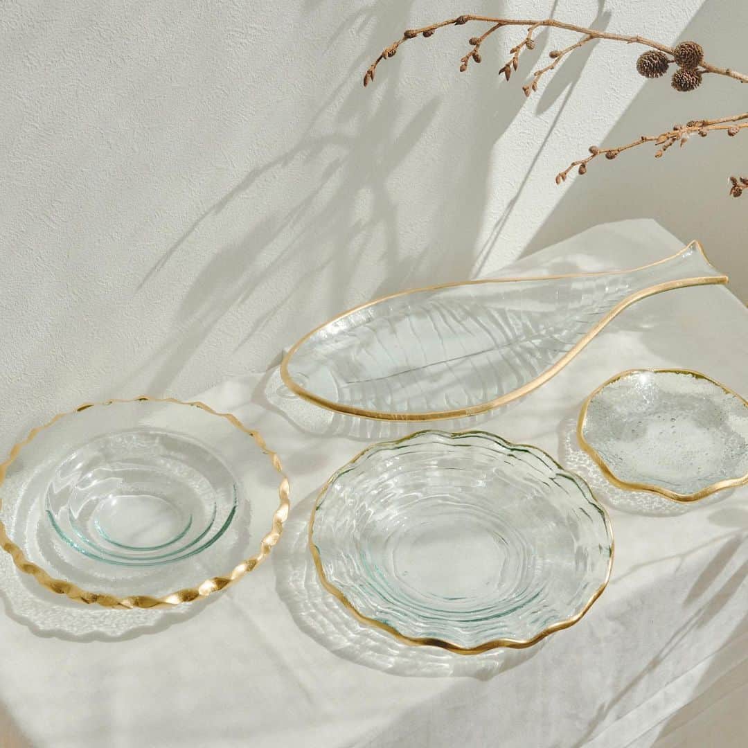 salut!のインスタグラム：「その他の投稿⇨ @salut_shop ⁡ ･･････ ⁡ ○ゴールドリムガラスミニプレート ¥660 ○ゴールドリムガラスプレート ¥880 ○ゴールドリムガラスディーププレート ¥1100 ○ゴールドリムガラスフィッシュプレート ¥1320 ⁡ ･･････ ⁡ 食卓が爽やかに𓂃𓈒𓂂𓏸 ガラスプレート🐟 ⁡ 縁のゴールドがとってもおしゃれで デザイン性のあるプレートです◌ ⁡ ─────────── ⁡ 公式通販サイトは @salut_shop ꙳トップページURLよりご確認下さいませ𓍯 ⁡ ─────────── 店舗により在庫状況が異なります。 一部店舗の営業時間等が異なる場合がございます。 予め各館のHP等をお確かめくださいませ。 ご不便をお掛けして申し訳ございませんが予めご了承くださいますようよろしくお願いします。 ─────────── #サリュ #salut #まいにちインテリア #インテリア雑貨 #雑貨店 #雑貨屋 #ガラス #ガラス食器 #プレート  #食卓 #食卓風景 #お皿 #お皿集め #お皿好き #朝ごはん #お昼ごはん #夜ごはん  #キッチン #キッチンアイテム #ゴールド #食器 #食器好き #食器集め」