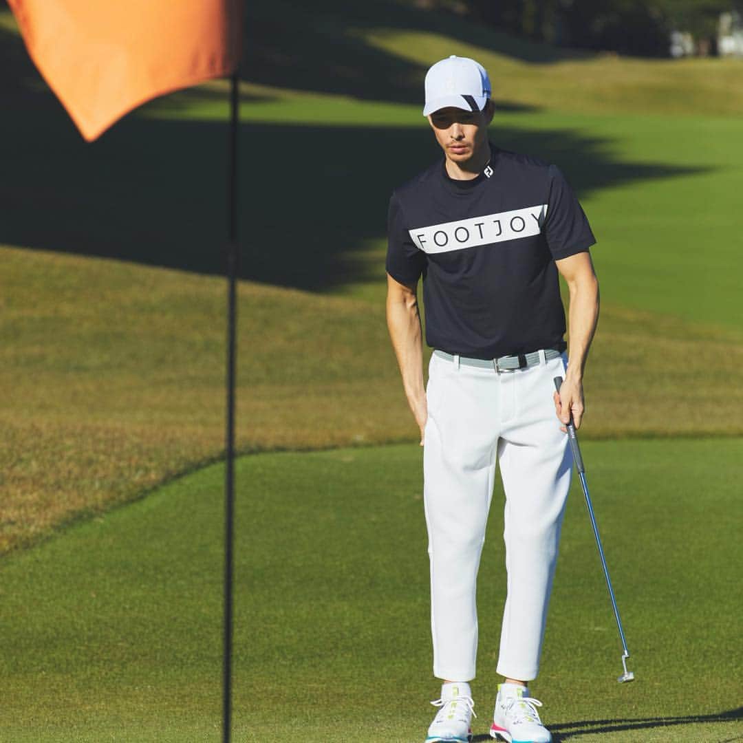 Footjoy Japanさんのインスタグラム写真 - (Footjoy JapanInstagram)「⛳️NEW ARRIVALS⛳️  ゴルファーのパフォーマンスに貢献する「Athletic Performance Collection」から半袖モックネックシャツが登場！  大胆なワードグラフィックを配色使いで大胆にプラスしました。 スタイリッシュなモックネックシャツは、しなやかでストレッチ性に優れた素材を使い快適な着心地。  吸汗速乾機能を搭載し汗をかいてもサラサラ快適。さらに抗菌・防臭機能、UVカット機能も完備しているから、初夏のゴルフプレーにピッタリのウェアです🏌️‍♂️  #footjoy #フットジョイ #golf #golfshoes #ゴルフ #ゴルフシューズ #ゴルフ男子 #ゴルフ女子 #シューズ #ゴルフファッション #ゴルフコーデ #ゴルフウェア #ゴルフ好き #春ゴルフ #春ゴルフコーデ #ゴルフスタイル #ゴルフアパレル #ゴルフグッズ #トレーニングウェア #新商品 #新コレクション #golffashion #golfwear」5月2日 18時00分 - footjoy.japan