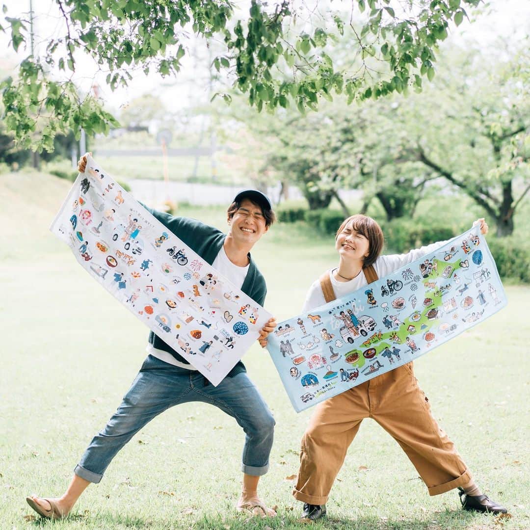 こんちゃんのインスタグラム：「【日本一周達成記念・第3弾】 YouTubeでは既に紹介したけど、本と写真パネルに次いでラストはこちら！ 全国を旅して自分たちなりの各都道府県イメージをモチーフにしたタオルです🤔  かなりマニアックです！僕らのYouTubeやSNS見てない人からしたら「ここの県のイメージこれ！！？！？？😂」とさぞ困惑することでしょう。  ブルーとベージュの2色展開で、ペアセットに限りなんと！あの新進気鋭の画家・僕手書きのステッカー付きです() ちなみに僕はベージュ推しで、彼女はブルー推しです。 詳細や販売はストーリーかハイライトからからよろしくお願いします！笑 ⚠️期間限定～5/12(金)23:59まで！」