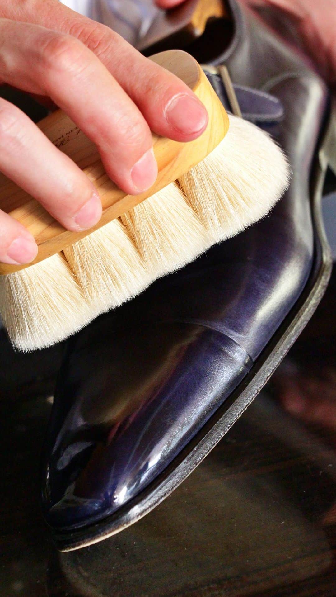 のインスタグラム：「Boot Black Finishing Brush  メインはシューケアの仕上げ用。 鏡面磨きの仕上げに是非使用してみて下さい。 ブラシに一滴の水をつけ、軽くブラッシングするだけで、鏡面部分の曇りや布の跡を消して濡れたような光沢を生み出します。  鏡面磨きをした靴の日常的なホコリ落としのブラッシングにも最適です。  究極に柔らかい毛先は、鏡面を傷つけることなくほこりのみはらいます。   #shoecream #コロンブス  #BootBlack #フィニッシングブラシ #pitti  #革靴好きと繋がりたい  #靴磨き職人 #靴磨き好きな方と繋がりたい #靴磨き倶楽部 #靴磨き女子 #鏡面磨き #動画 #動画編集 #シューケア動画 #ハイシャイン仕上げ  #シューシャイン #columbusshoecare  #bootblackshoeshine#bootblackshoecare#highshine#shoecare#shoeshine#shoepolish#shoegazing#shoestagram#leathershoes#mirrorshine #francescobenigno」