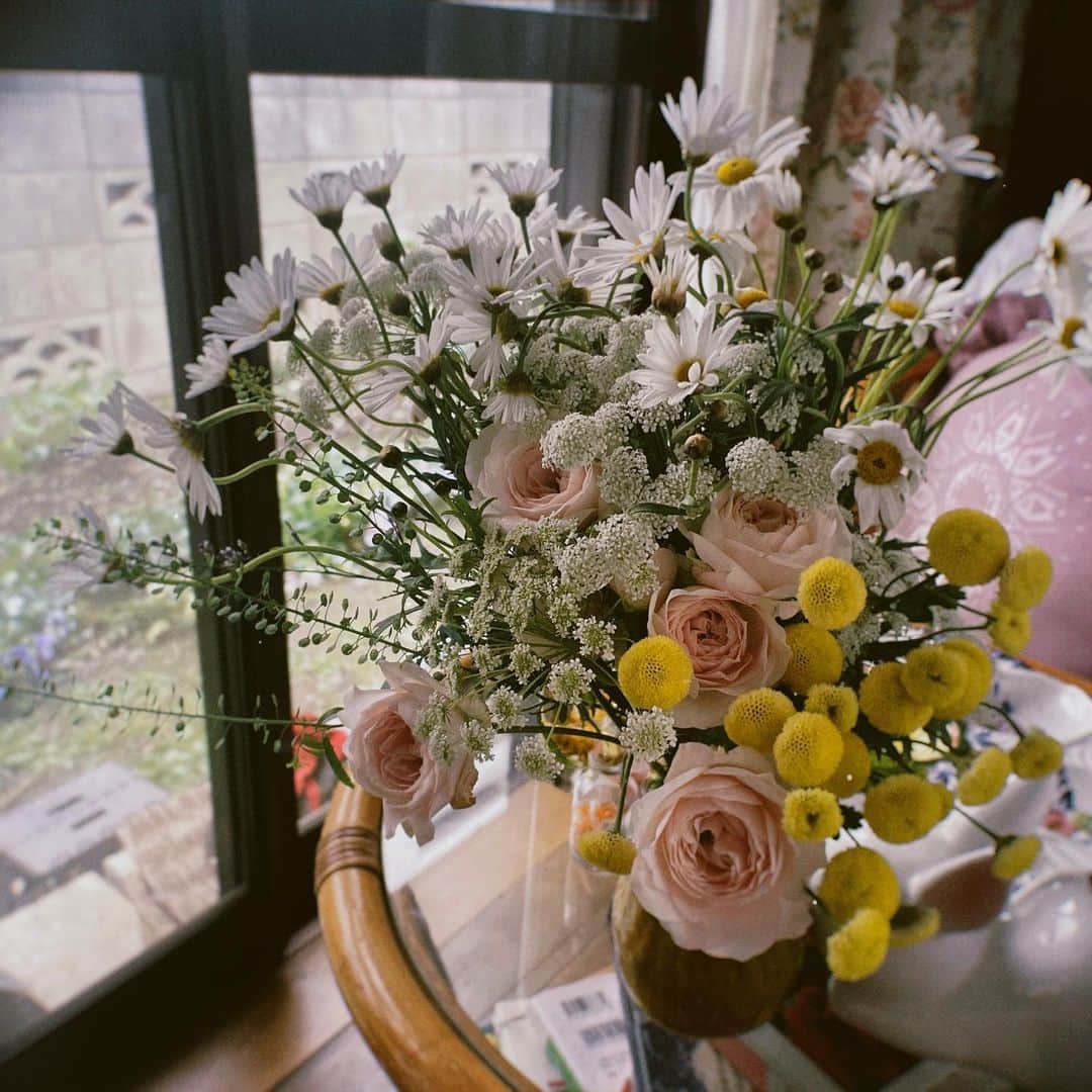 田村芽実さんのインスタグラム写真 - (田村芽実Instagram)「みんなの気持ち、作品が終わった後も余すことなく持って帰って、家中がお花の香りでいっぱいです。  一本一本に、いろんな気持ちと祈りが込められていると思うと、枯れてほしくない。  枯れていくことを見届けることもこれまた、使命のような気もします。  お花は可愛くて大好きだけど、枯れていく様はとても哀しい。  そして今回はより哀しいです。  でも、また、明日を見て。  本日から『ダ・ポンテ』のお稽古も始まりました。  新しい作品と役に出会えること、とても楽しみです。」5月2日 18時00分 - tamura_meimi