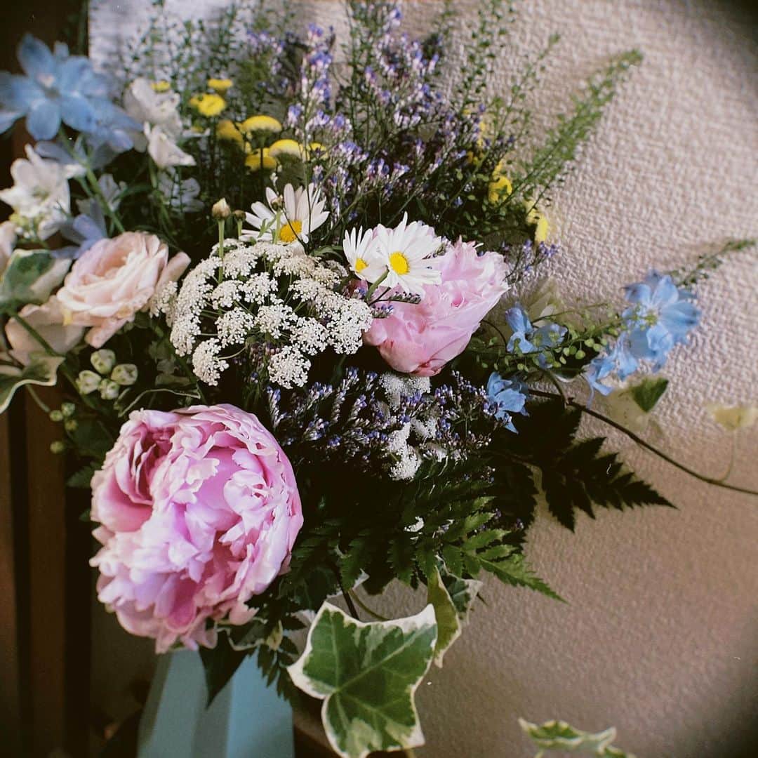 田村芽実さんのインスタグラム写真 - (田村芽実Instagram)「みんなの気持ち、作品が終わった後も余すことなく持って帰って、家中がお花の香りでいっぱいです。  一本一本に、いろんな気持ちと祈りが込められていると思うと、枯れてほしくない。  枯れていくことを見届けることもこれまた、使命のような気もします。  お花は可愛くて大好きだけど、枯れていく様はとても哀しい。  そして今回はより哀しいです。  でも、また、明日を見て。  本日から『ダ・ポンテ』のお稽古も始まりました。  新しい作品と役に出会えること、とても楽しみです。」5月2日 18時00分 - tamura_meimi