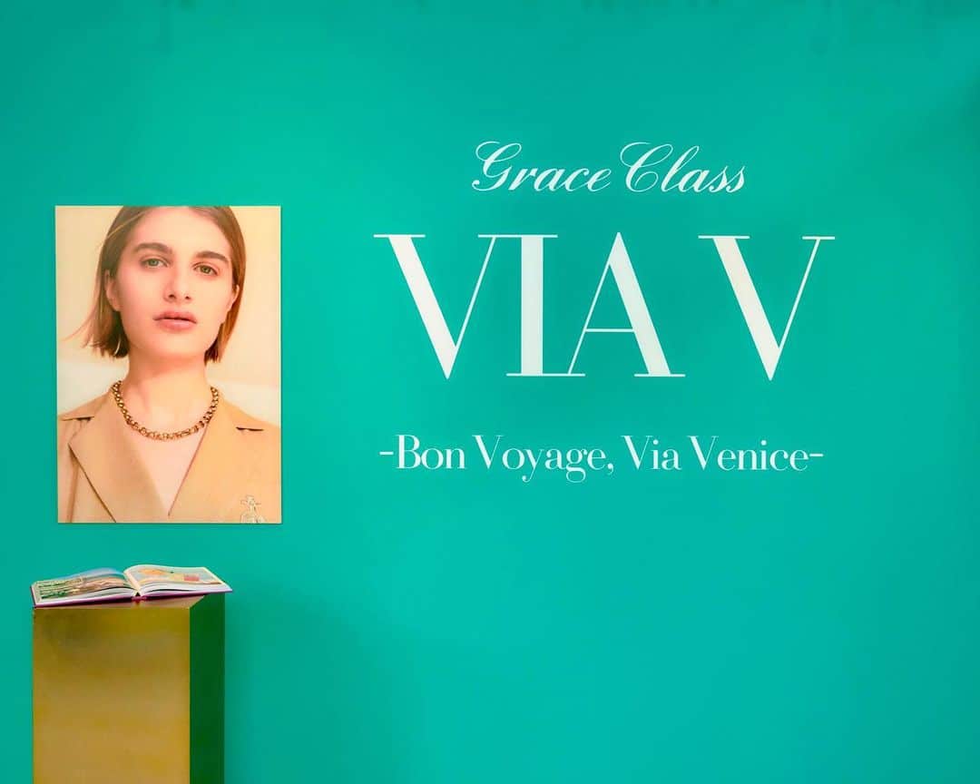 青木育日のインスタグラム：「@graceclassofficial ⁡  "Via V"  -Bon Voyage, Via Venice-  3日間ありがとうございました✨🍋 ⁡ ⁡ 今回の内装やショータイムも素敵で 私もつい沢山お買い物してしまった🫢⛵️💿 ⁡ お世話になったたくさんの方々。 本当にありがとうございました！ ⁡ イタリアでは慣れ親しまれたお菓子・コンフェッティには、たくさんの幸せが訪れますようにという意味が込められています。 ⁡ ヴェネチアの商人が持ち帰ってきたという言い伝えがある、シーズンコンセプトにぴったりなスイーツをデザイナー金井さんに教えていただき @ginza_bouquet さんで注文しました🇮🇹 ⁡ 会場まで足を運んでくださった方への ささやかなお礼の気持ちとして🕊🤍 ⁡ ⁡ 皆さまのこの夏がグレースクラスの服と共に 素敵な想い出で溢れますように✨ ⁡ ⁡ ⁡ #graceclass #グレースクラス #via_v #2023summercollection #リゾートコレクション#リゾートコーデ#コンフェッティ#プチギフト#夏服#代官山」