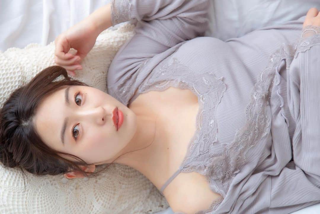 三輪晴香のインスタグラム：「. . カレンダーめくり忘れてない？🤍  2023はるかカレンダー5月はこちらの２つ💁🏻‍♀️  ちなみにこの写真のコンセプトは頑張りすぎのみなさんに"たまには休んでね"のメッセージを込めて☺️  5月もよろしくね🌼  #カレンダー #５月 #三輪晴香 #グッズ」