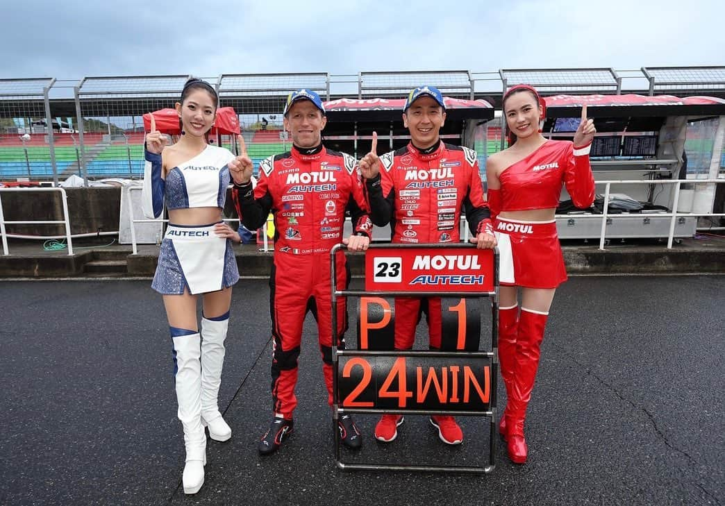 密照幸映のインスタグラム：「【SUPER GT Rd.2 富士🗻スケジュール】  岡山での興奮も冷めやらぬ間に…🔥 いよいよ明日から富士スピードウェイにて第2戦が行われます🏎🏁  コース全長4,563m  富士スピードウェイの最大の特長でもあるホームストレートは1,475m  23号車は42kgのサクセスウエイトがあるのでこのハンデがどうなるか…！  そして前戦はウェットコンディションでのレースでしたが、今回の富士は天気も良さそうなので ドライコンディションでの走り🏎が見れるのも私としては楽しみです！  公式テストではウェットだったけど今回はドライで確定だろうしどうなのかなぁ〜🤔  そしてそして！ 23号車は今回から カラーリングが一部変更されています👀🌸 是非見つけてみてね🔎  松田選手 23勝から中々抜け出せなかったと言っていました。岡山での第1戦で優勝し24勝を獲れたことでこれで吹っ切れたのもあるのでこれからもロニー選手と優勝記録を伸ばせるように…そしてロニー選手の5度目のチャンピオンに向けて頑張ると仰っていました。  ロニー選手 富士は僕の大好きな1戦です。 42kgのサクセスウエイトもあるのでどこまでいけるかわかりませんがとにかく集中して全力で臨みたいと思いますとのこと。  2連勝できるよう皆で応援していきましょう😆🔥  明日からのスケジュール🗓です↓ ーーーーーーーーーーーーーーーーーーーーー 《5月3日（水）予選》  9:05〜10:50公式練習   11:00〜11:20FCYテスト ◆11:10〜11:20スポンサーステージ ◆12:45〜13:40ピットウォーク ◆14:30〜15:00NISSAN/NISMOブース 　15:48〜15:58GT500クラス予選Q1   16:26〜16:36GT500クラス予選Q2 ◆17:10〜17:20レースクイーンステージ ◆18:00〜18:30ピットウォーク① ◆18:30〜19:00ピットウォーク②  《5月4日（木）決勝》 ◆8:30〜8:40スポンサーステージ   9:05〜9:25ドライバートークショー ◆10:35〜11:30ピットウォーク   11:30〜11:45ドライバーズアピアランス   12:00〜12:20ウォームアップ走行   12:20〜13:30スタート進行   13:30〜決勝レース（100Laps）→表彰式 ◆14:30〜15:00NISSAN/NISMOブース  （◆←のところがみんなと会えるところです） ーーーーーーーーーーーーーーーーーーーーー  💡Rd.2 NISSAN/NISMOブース情報💡  今回も、限定品や春夏新商品の先行販売など盛りだくさん🤩  ●グッズ写真1枚目● 2023GT Tシャツ NISSAN Z GT500が4台描かれたデザイン🏎 いつもの観戦スタイルにNEWアイテムを取り入れてみては？♡  ●グッズ写真2枚目● 2023GT マグカップ サーキットに来れない時でも このマグカップと一緒にSUPER GT観戦をすれば気分もグッと高まるね✌🏻✨  ●グッズ写真3枚目● GTベアマスコット2023（Rd.2 富士） 富士のベアちゃん記念にGETして身につけてお揃いにしましょう🧸  他にも沢山商品揃ってるので是非GETしてください❤️  そしてなんと、NISSAN / NISMOブースで、一度のご精算が10,000円(税込み)以上ご購入されたお客様に、先着順で2023年Rd.1 岡山 1-2 Finish! 獲得記念ポスターをプレゼント！（予定） 2022年ダブルタイトル獲得記念ポスターをプレゼント！ 枚数に限りがありますので、ご希望のお客様はお早めにブースまで🎁  今戦はウエイトを積んでの戦いですが、 松田選手、ロニー選手の熱い走りを期待して 精一杯、私たちも応援していきましょう📣  多くの皆さんにお会いできるのも楽しみにしています🥰 ブースにも遊びに行くので是非会いにきてください💕  Rd.2も引き続き 23号車　MOTUL AUTECH Zの応援を 宜しくお願いします🙌🏻🔥  ©️NISMO  @MOTULJapan @autech_com  @nissanjapan  @nismo_jp_official  #MOTUL #MOTULJapan #PoweredByMOTUL #NISSAN #日産自動車 #NISMO #GoGoNISSAN2023 #supergt #sgt #GT500 #circuit #motersport  #23号車 #NissanZ #レースクイーン #RQ #RACEQUEEN  #密照幸映」