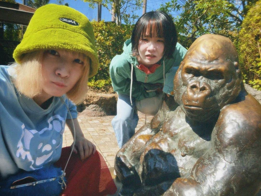 ひらさわあくびさんのインスタグラム写真 - (ひらさわあくびInstagram)「もっさと"上野動物園いこう！"の約束した日がまさかの定休日で、再度約束したのにまさかのコロナ禍へ突入で断念…😭からの！！ 3年越しの上野動物園デートが叶ったぁぁぁ💛💚🩵 本当に嬉し&天気もよくて楽しかった😭✨我々はパンダには興味がなかったのでパンダスルーしましたが、もっさの初めての上野動物園体験はあくびが奪いました😎ふふふ 動物園の後は喫茶店でたくさんおしゃべりして、動物にももっさにも癒された1日でした⭐️本当にピュアで芯があって、熱くて優しくて変な子🫶 ステキな1日をありがとうー！  #ネクライトーキー #ニガミ17才 #3年越しの上野動物園」5月2日 18時03分 - akubi_nigami