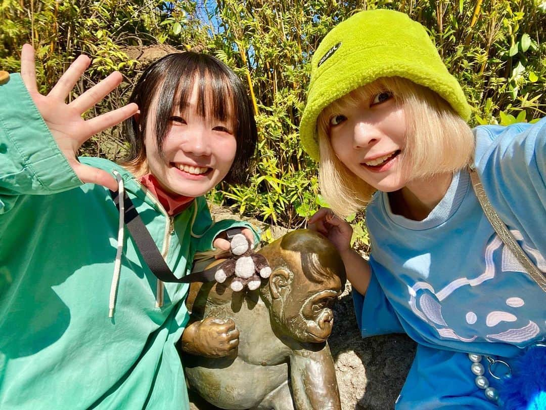 ひらさわあくびさんのインスタグラム写真 - (ひらさわあくびInstagram)「もっさと"上野動物園いこう！"の約束した日がまさかの定休日で、再度約束したのにまさかのコロナ禍へ突入で断念…😭からの！！ 3年越しの上野動物園デートが叶ったぁぁぁ💛💚🩵 本当に嬉し&天気もよくて楽しかった😭✨我々はパンダには興味がなかったのでパンダスルーしましたが、もっさの初めての上野動物園体験はあくびが奪いました😎ふふふ 動物園の後は喫茶店でたくさんおしゃべりして、動物にももっさにも癒された1日でした⭐️本当にピュアで芯があって、熱くて優しくて変な子🫶 ステキな1日をありがとうー！  #ネクライトーキー #ニガミ17才 #3年越しの上野動物園」5月2日 18時03分 - akubi_nigami