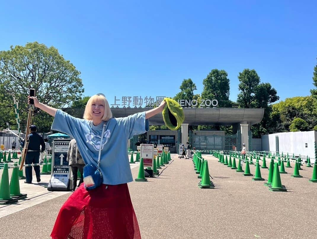 ひらさわあくびさんのインスタグラム写真 - (ひらさわあくびInstagram)「もっさと"上野動物園いこう！"の約束した日がまさかの定休日で、再度約束したのにまさかのコロナ禍へ突入で断念…😭からの！！ 3年越しの上野動物園デートが叶ったぁぁぁ💛💚🩵 本当に嬉し&天気もよくて楽しかった😭✨我々はパンダには興味がなかったのでパンダスルーしましたが、もっさの初めての上野動物園体験はあくびが奪いました😎ふふふ 動物園の後は喫茶店でたくさんおしゃべりして、動物にももっさにも癒された1日でした⭐️本当にピュアで芯があって、熱くて優しくて変な子🫶 ステキな1日をありがとうー！  #ネクライトーキー #ニガミ17才 #3年越しの上野動物園」5月2日 18時03分 - akubi_nigami