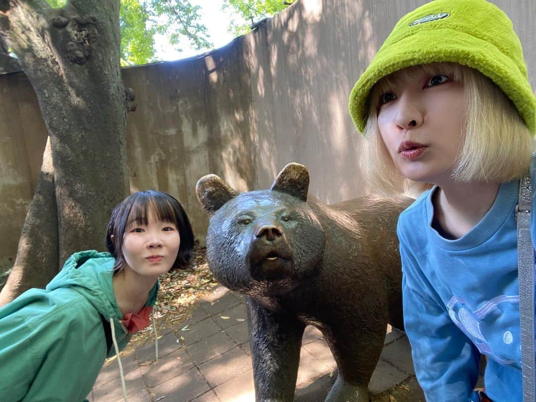 ひらさわあくびさんのインスタグラム写真 - (ひらさわあくびInstagram)「もっさと"上野動物園いこう！"の約束した日がまさかの定休日で、再度約束したのにまさかのコロナ禍へ突入で断念…😭からの！！ 3年越しの上野動物園デートが叶ったぁぁぁ💛💚🩵 本当に嬉し&天気もよくて楽しかった😭✨我々はパンダには興味がなかったのでパンダスルーしましたが、もっさの初めての上野動物園体験はあくびが奪いました😎ふふふ 動物園の後は喫茶店でたくさんおしゃべりして、動物にももっさにも癒された1日でした⭐️本当にピュアで芯があって、熱くて優しくて変な子🫶 ステキな1日をありがとうー！  #ネクライトーキー #ニガミ17才 #3年越しの上野動物園」5月2日 18時03分 - akubi_nigami