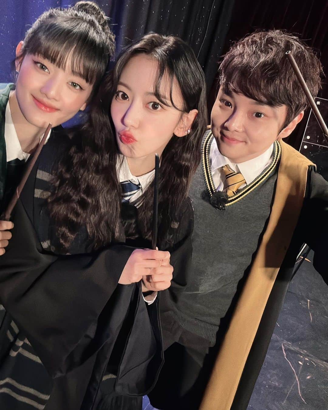 チェ・ヒョンウさんのインスタグラム写真 - (チェ・ヒョンウInstagram)「Welcome to Hogwarts 🎩🪄 @min.nicha @39saku_chan   #최현우 #민니 #사쿠라 #르세라핌 #여자아이들 #lesserafim」5月2日 18時06分 - charmingchoimagic