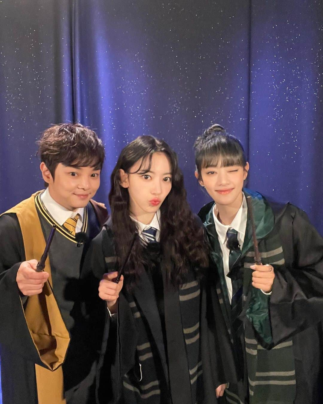 チェ・ヒョンウさんのインスタグラム写真 - (チェ・ヒョンウInstagram)「Welcome to Hogwarts 🎩🪄 @min.nicha @39saku_chan   #최현우 #민니 #사쿠라 #르세라핌 #여자아이들 #lesserafim」5月2日 18時06分 - charmingchoimagic