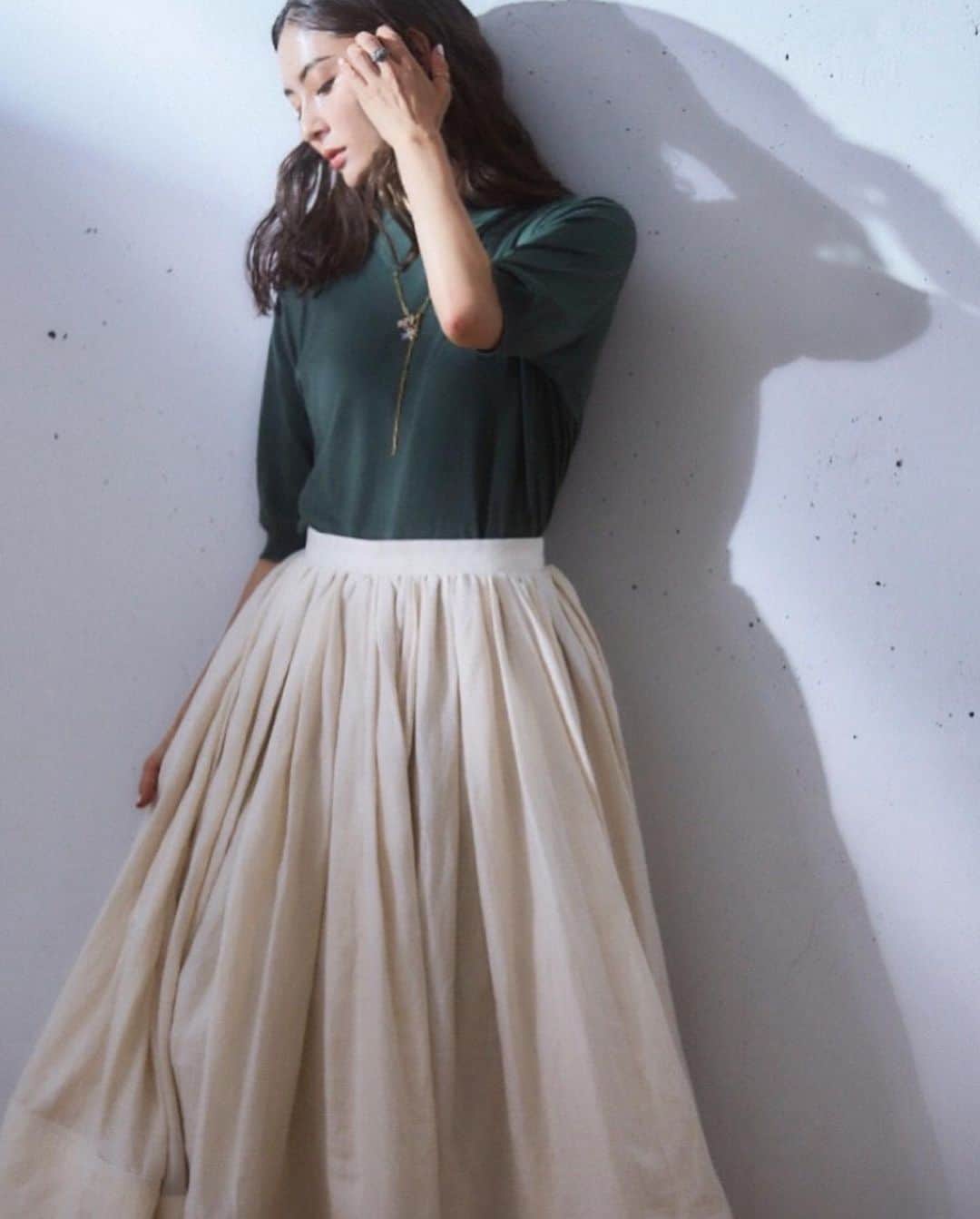 白澤貴子のインスタグラム：「What should I do in order to be an attractive and charming lady?  ある尊敬する素敵な大人の女性がいつも纏っていた @johnsmedleyknitwear.jp   30歳頃、ここのニットをサラっと取り入れる日常にどれだけ憧れていたことか。  そんな、私にとってはレディの象徴のひとつとも言える ブランドからインタビュー企画にお声がけいただく日が来るだなんて。  私とジョンスメドレーの関係性。 是非ご一読を♡」