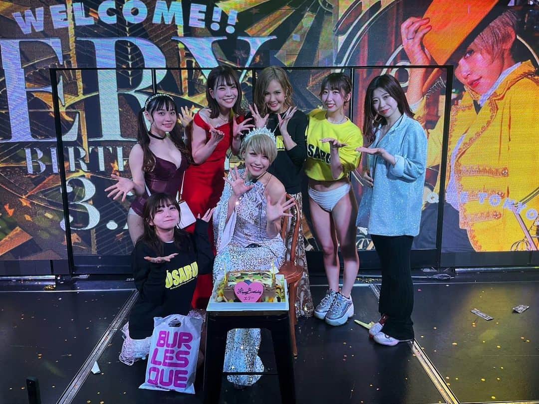 エリーのインスタグラム：「楽屋のメンバー総入れ替えがありふわふわランドのメンバーもみんな違う場所でバラバラになってしまって寂しい🥲🥲🌨️ ふわふわランドで仲良くしてもらえてお誕生日の時もかわいいケーキでお祝いしてもらっちゃって。。とっても嬉しかったです🥰🌼 本当に有難うございました🥲✨💛 楽屋の位置は違うけどみんなの力になれる事があったらなんでも言って欲しいなあって思ってます...！ ・ ・ #ふわふわランド#バーレスク東京」