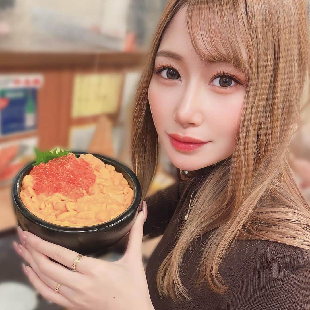 橘りあのインスタグラム：「愛しのウニ丼ちゃん😍♡♡ . #二条市場 で食べログ3.63だったから 行ってみたんだけど、めっちゃ美味しかった(,,•﹏•,,)️🩵 . お値段は可愛くなかった߹ᯅ߹ 💦 海鮮だと永遠に食べられちゃうから ペロリだったぜ😋𓌉𓇋 ‎ . . #北海道 #北海道旅行 #北海道グルメ #魚屋の台所本店 #海鮮丼 #ウニ丼 #雲丹 #hokkaido #hokkaidotrip #trip #hokkaidofood」