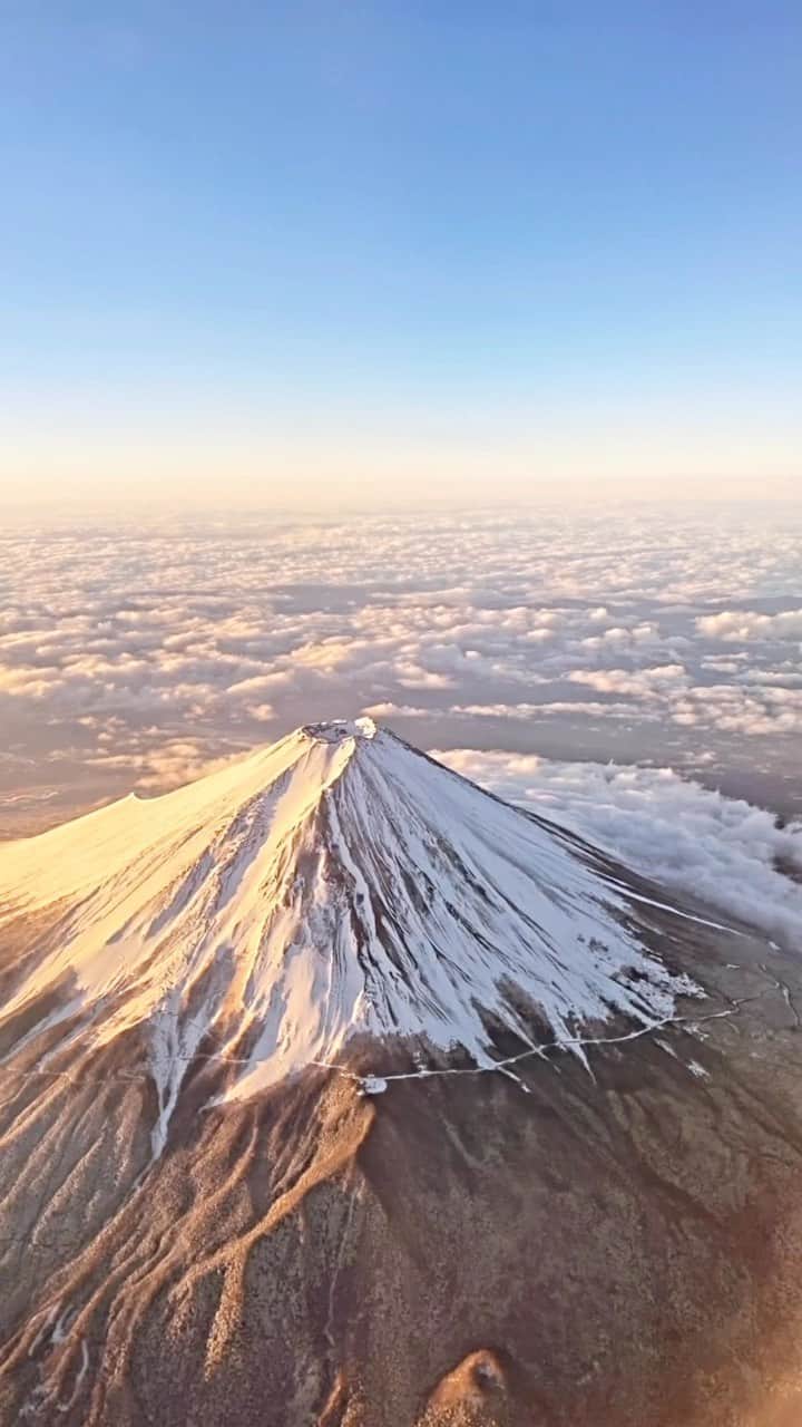 ANAのインスタグラム：「How was your view?🗻✈️💙 #allnipponairways #ana #airplane #飛行機 #onlyinjapan #japan #日本 #amazingview #景色 #mtfuji #富士山」