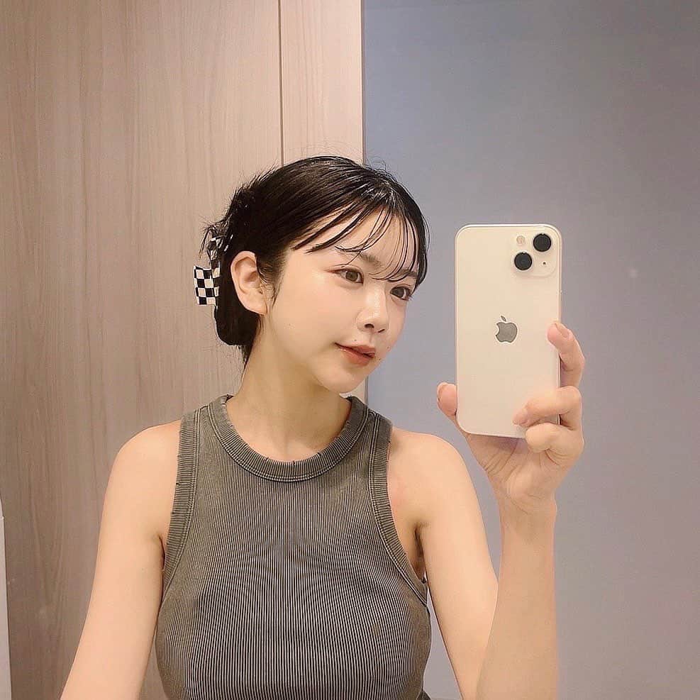 高梨優佳のインスタグラム：「ゆかが最近使ってるパック 🚰🤍 ルルルンハイドラVマスク！💙💭 これめっちゃいい ！！！  化粧水の変わりに使える 「化粧水フェイスマスク」だから毎日使えるの！ 春になってきたけどお肌の乾燥が気になるので 毎日パックでしっかり保湿出来るのが嬉しい 🥹 大容量だけどたくさん美容液が入ってるからお肌とシートの密着度も高いし、HIFU感覚シートのおかげでお肌が引き締まってスッキリ ！💛 気になった方はぜひ使ってみてね ！❤️‍🔥  #ルルルン #化粧水フェイスマスク #パック #PR」