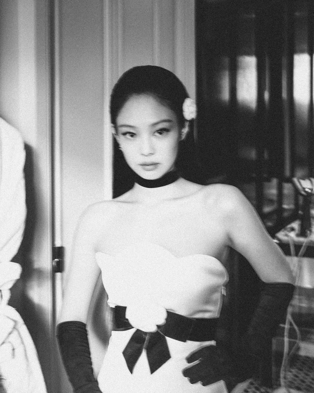 ジェニーさんのインスタグラム写真 - (ジェニーInstagram)「My first ever Met honoring Karl Lagerfeld with @chanelofficial. Merci mon chanel family for this dream look」5月2日 18時12分 - jennierubyjane