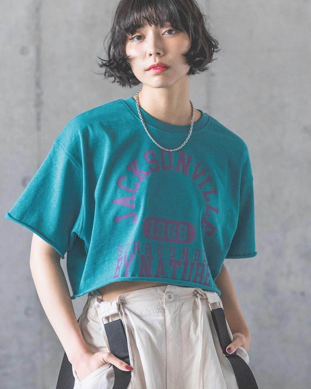 ページボーイさんのインスタグラム写真 - (ページボーイInstagram)「【 NEW ITEM 】  〈 カレッジショートT 〉 ¥4,400(tax in)ㅤ charcoal,oatmeal,turquoise/3color  ──────────────────ㅤ  シンプルなグラフィックで着回しの効く夏らしいショート丈Tシャツ。 身幅がワイドなので全体のバランスがとりやすく◎  裾は切りっぱなしでコーデのポイントに。 1枚で着てもお腹は見えない絶妙な丈感で、 ハイウエストボトムとの相性抜群。 カジュアル、フェミニン、ストリートと幅広いテイストにぴったり。  #カレッジショートT_pb  #23SS_PAGEBOYㅤ #PAGEBOY #ページボーイ #ロゴt #ロゴtシャツ #ロゴtコーデ #カレッジロゴ #ショート丈 #ショート丈トップス #ショート丈tシャツ #tシャツコーデ #カーゴパンツコーデ #カーゴパンツ #モードストリート #モード系 #モード系ファッション」5月2日 21時00分 - pageboy_pr