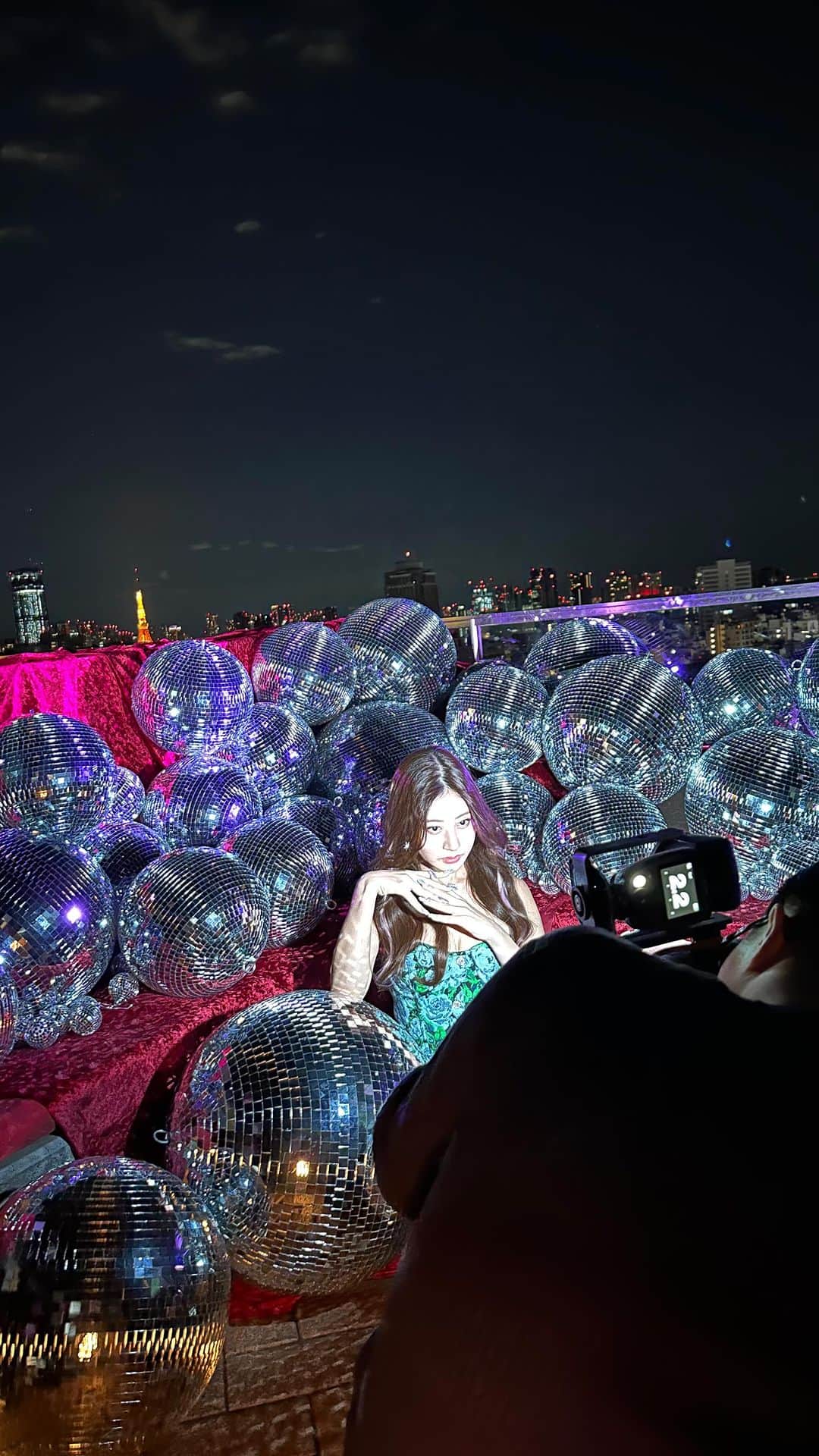加藤美南のインスタグラム：「🦋🪩  この時の撮影、12月くらいで深夜3時くらいの4℃で心臓がばくばくしてた❤️‍🔥」
