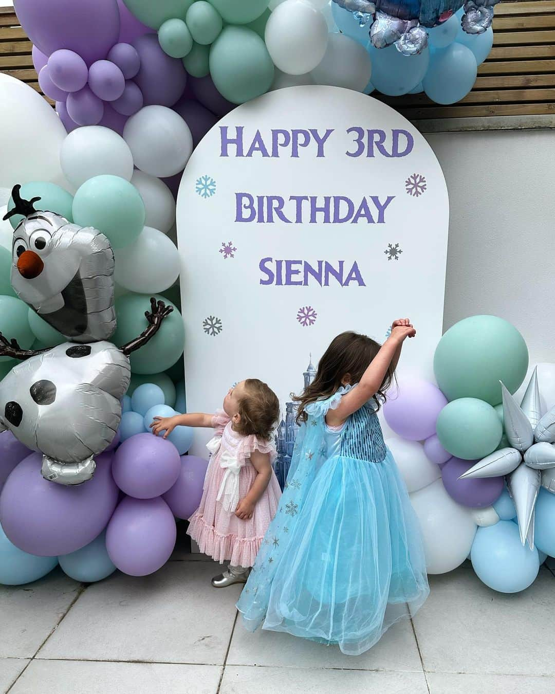 ミリー・マッキントッシュさんのインスタグラム写真 - (ミリー・マッキントッシュInstagram)「My baby turned 3!! We celebrated with a frozen themed party at home, a visit from (real life) Elsa and of course a magical singing cake made by @thepinkcooker! Thank you to @bubblegumballoons for the gorgeous decorations. It was truly such a special and emotional day ❄️🎂 #thirdbirthdayparty #frozenparty ad/gift」5月2日 18時18分 - milliemackintosh