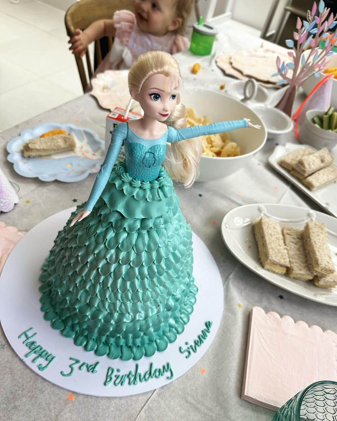 ミリー・マッキントッシュさんのインスタグラム写真 - (ミリー・マッキントッシュInstagram)「My baby turned 3!! We celebrated with a frozen themed party at home, a visit from (real life) Elsa and of course a magical singing cake made by @thepinkcooker! Thank you to @bubblegumballoons for the gorgeous decorations. It was truly such a special and emotional day ❄️🎂 #thirdbirthdayparty #frozenparty ad/gift」5月2日 18時18分 - milliemackintosh