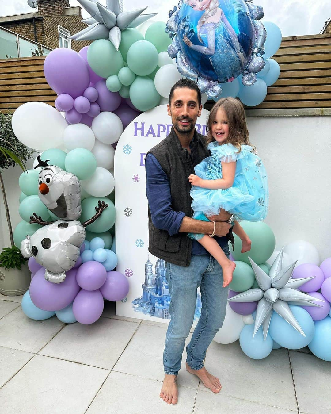 ミリー・マッキントッシュさんのインスタグラム写真 - (ミリー・マッキントッシュInstagram)「My baby turned 3!! We celebrated with a frozen themed party at home, a visit from (real life) Elsa and of course a magical singing cake made by @thepinkcooker! Thank you to @bubblegumballoons for the gorgeous decorations. It was truly such a special and emotional day ❄️🎂 #thirdbirthdayparty #frozenparty ad/gift」5月2日 18時18分 - milliemackintosh