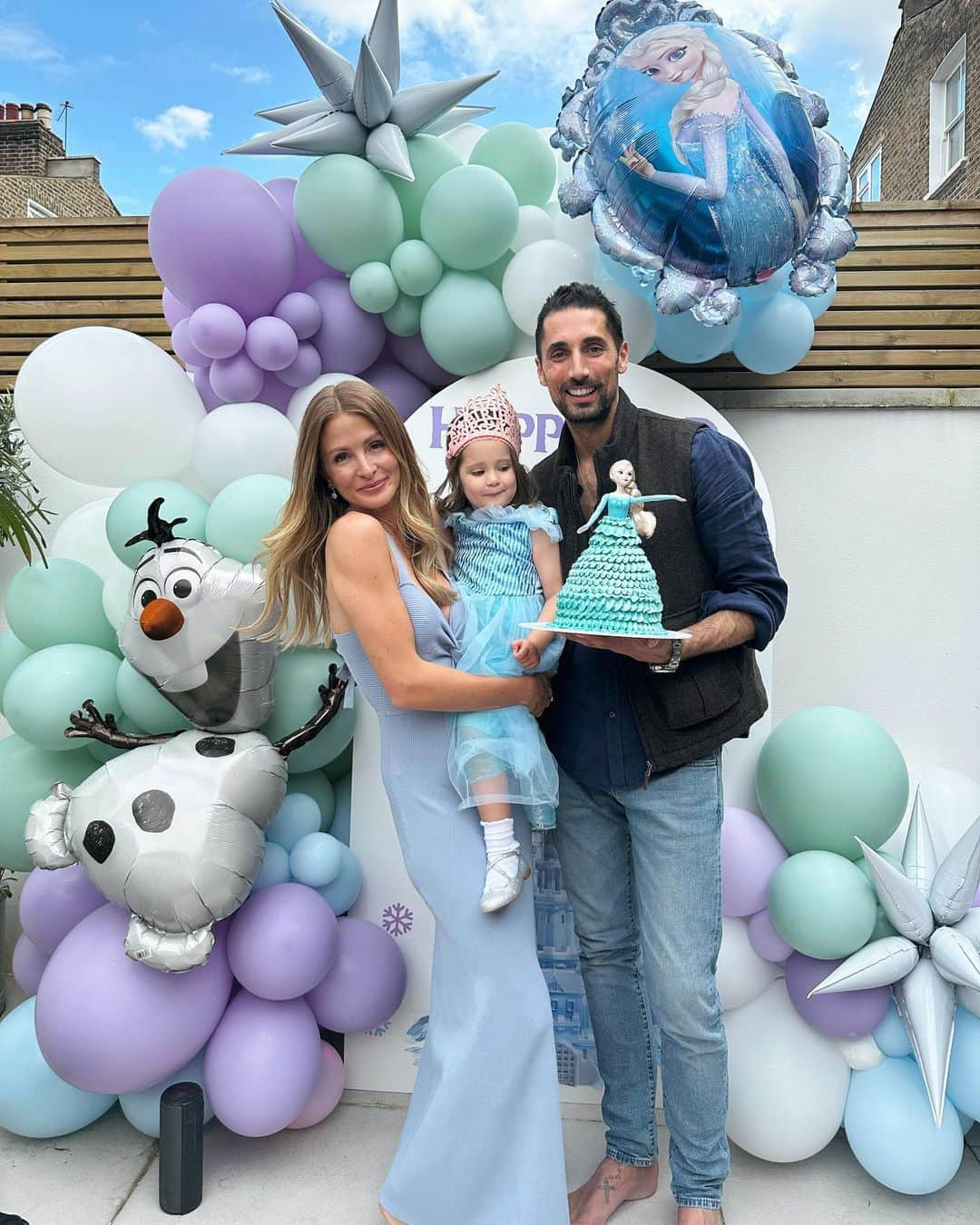 ミリー・マッキントッシュさんのインスタグラム写真 - (ミリー・マッキントッシュInstagram)「My baby turned 3!! We celebrated with a frozen themed party at home, a visit from (real life) Elsa and of course a magical singing cake made by @thepinkcooker! Thank you to @bubblegumballoons for the gorgeous decorations. It was truly such a special and emotional day ❄️🎂 #thirdbirthdayparty #frozenparty ad/gift」5月2日 18時18分 - milliemackintosh