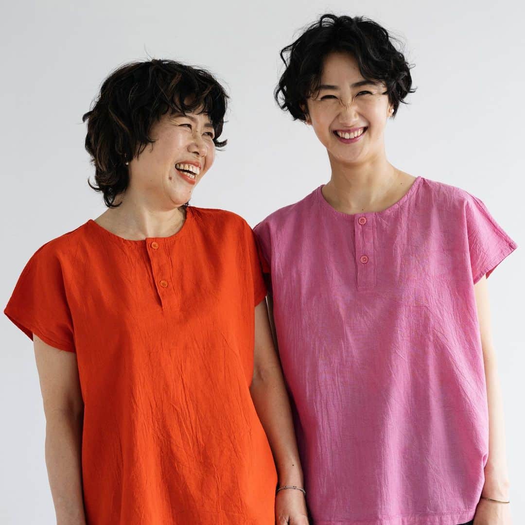 Wakana Babaのインスタグラム：「OIL magazine @oil_magazine_by_claska 「親子で、ヂェン先生の日常着」 ダンサー、振付師の小暮香帆さんと、お母さまの涼子さんが着るヂェン先生の服。香帆さんの身のこなしの美しさと涼子さんの笑顔✨嬉しい撮影でした。OIL magazineにて他のカットもたくさんアップされています。 #wakanababaworks」