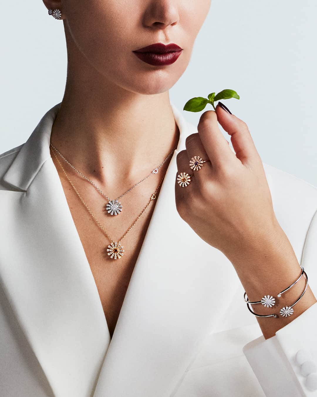 ダミアーニのインスタグラム：「Waiting for Mother’s Day…   Flowers are always a good choice when it comes to presents: discover #DamianiMargherita collection.  #TastetheItalianExcellence #Damiani #Handmade #MadeInItaly」