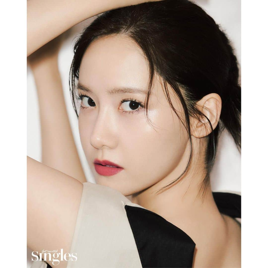 ユナさんのインスタグラム写真 - (ユナInstagram)「_ 싱글즈 5월호 화보 커버는 융스티로더💄   #임윤아 #LIMYOONA #limyoona__official #융스타그램 #싱글즈 #에스티로더」5月2日 18時23分 - limyoona__official