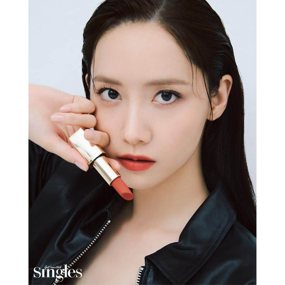 ユナさんのインスタグラム写真 - (ユナInstagram)「_ 싱글즈 5월호 화보 커버는 융스티로더💄  #임윤아 #LIMYOONA #limyoona__official #융스타그램 #싱글즈 #에스티로더」5月2日 18時23分 - limyoona__official