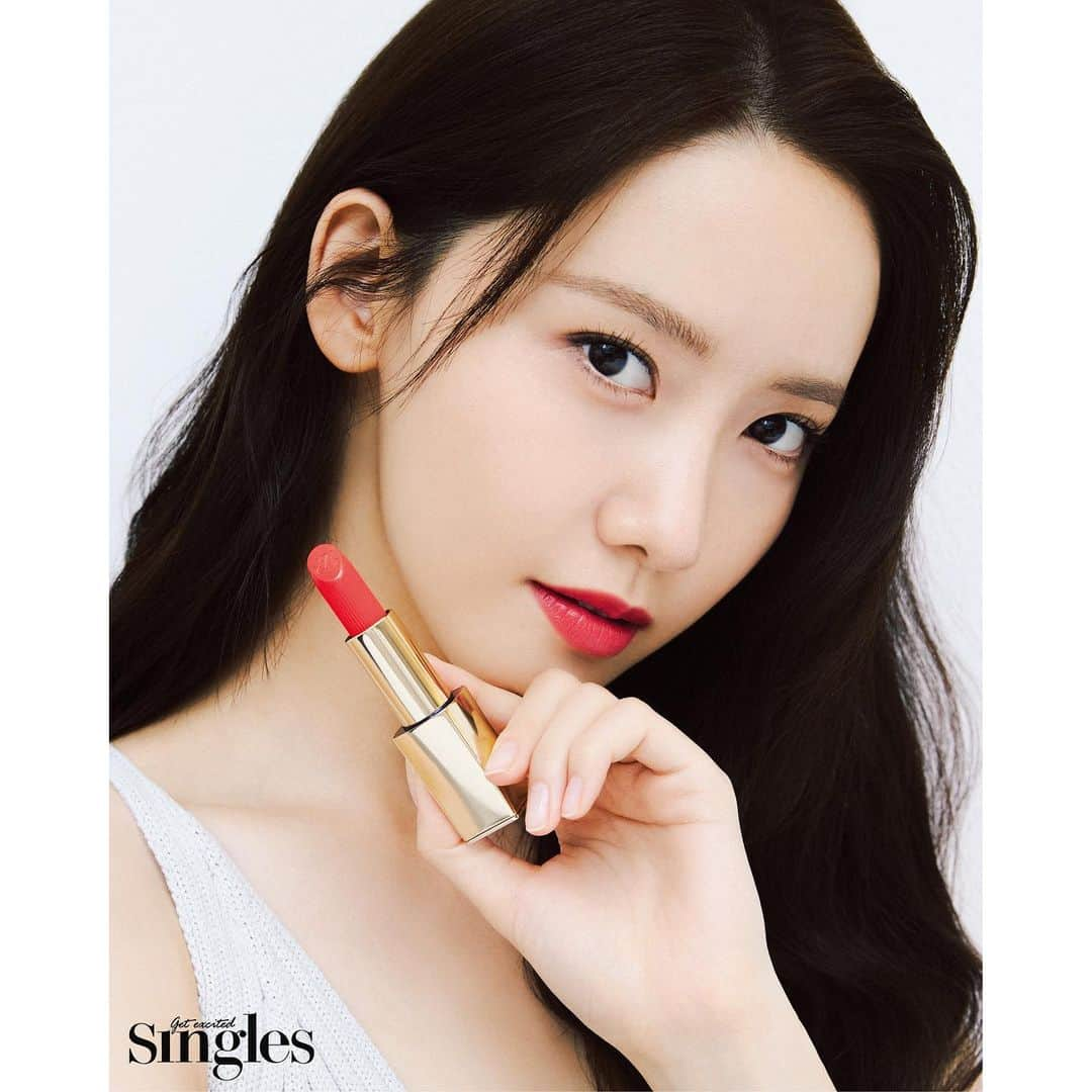 ユナさんのインスタグラム写真 - (ユナInstagram)「_ 싱글즈 5월호 화보 커버는 융스티로더💄  #임윤아 #LIMYOONA #limyoona__official #융스타그램 #싱글즈 #에스티로더」5月2日 18時23分 - limyoona__official