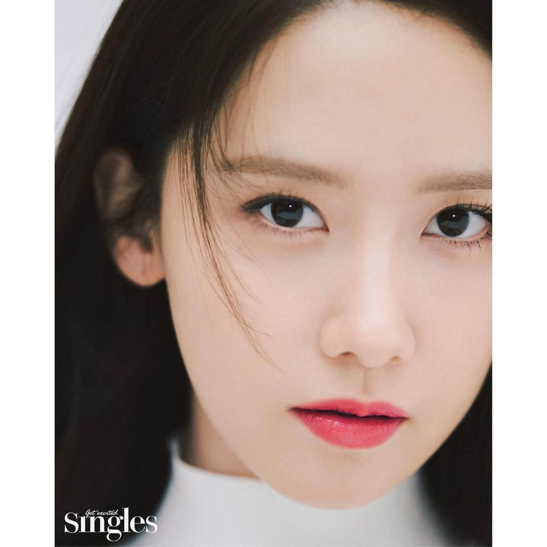 ユナさんのインスタグラム写真 - (ユナInstagram)「_ 싱글즈 5월호 화보 커버는 융스티로더💄  #임윤아 #LIMYOONA #limyoona__official #융스타그램 #싱글즈 #에스티로더」5月2日 18時23分 - limyoona__official