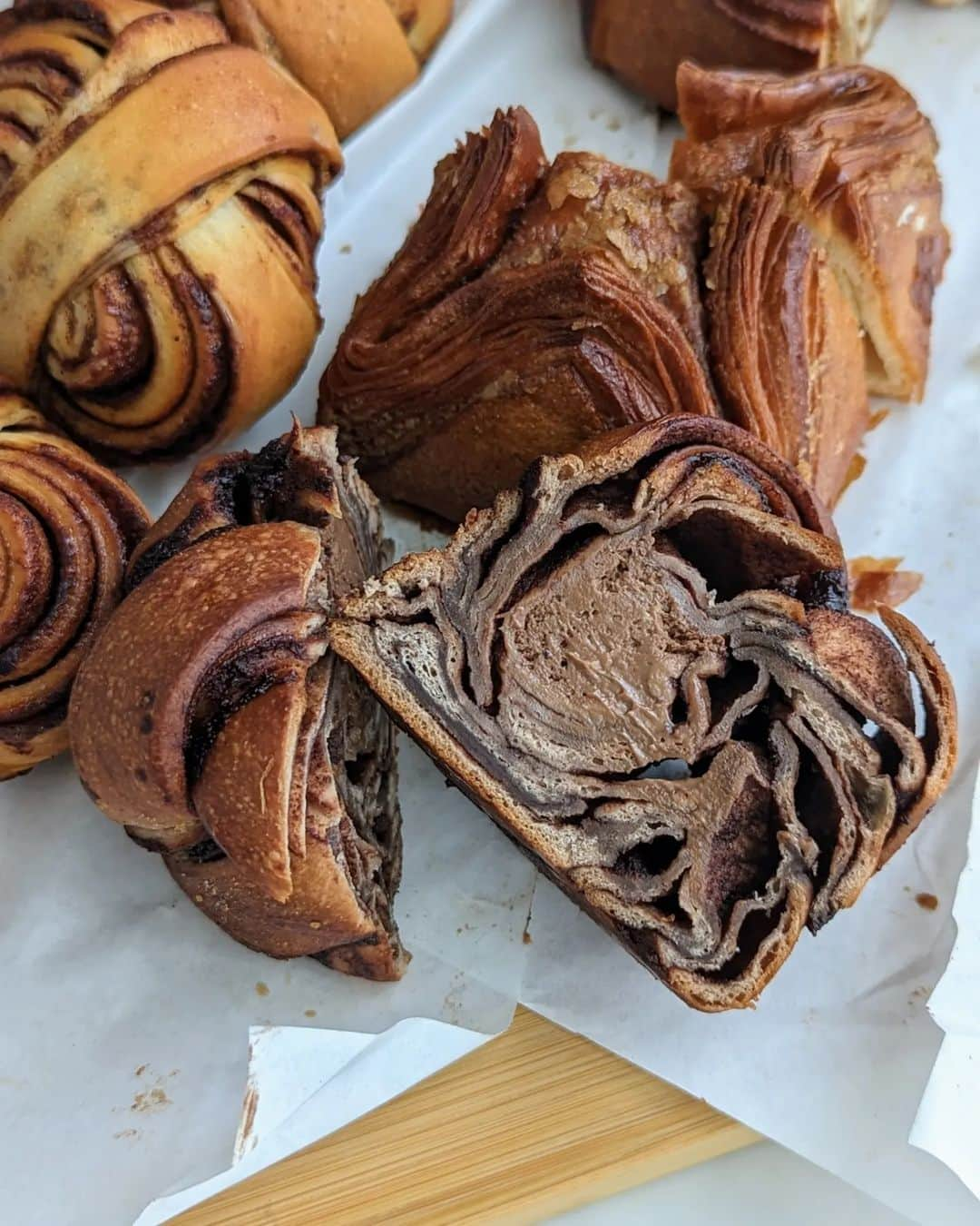 Li Tian の雑貨屋さんのインスタグラム写真 - (Li Tian の雑貨屋Instagram)「managed to lug back these rustic and unique pastries from taipei in frozen state and enjoy it right in SG 😋 @likedessert.taipei is a shop that operates mainly via pre-orders, though u can still walk in to pick up any available ones from their shop that operates twice weekly--thurs and sat.   It caught my attention because it specializes in European style cinnamon rolls 北歐肉桂捲, distinguished by an extra band weaved around the swirls of bread. Unlike those rich American style cinnamon rolls with cream cheese frosting, these are not as greasy as usual cinnamon rolls, not as sweet, but comforting to dig in. The ones here are good, but I still prefer those from chengji as the latter makes it like a croissant.   Highly recommend their 皇冠奶油酥 if u love love love danish pastries ❤️❤️❤️. I do, and the ones here totally stole the limelight from the cinnamon rolls. Don' forget that 巧克力卷, again, shaped uniquely like a mini basket weave and filled with chocolate cream  It might be a small scale business, but definitely one that I would love to see it grow and prosper.   #dairycreameatstw #taiwan #台北美食 #sgfoodies #台湾 #yummy #igfood #viral  #foodporn  #instafood #burpple #sgfoodies #gourmet #eatlocal  #bonappetit #snack #台湾美食 #travel  #台北甜點  #pastry  #desserts #pastries #bread #cinnamonrolls #肉桂捲 #麵包」5月2日 18時25分 - dairyandcream