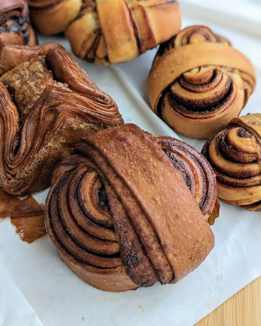 Li Tian の雑貨屋さんのインスタグラム写真 - (Li Tian の雑貨屋Instagram)「managed to lug back these rustic and unique pastries from taipei in frozen state and enjoy it right in SG 😋 @likedessert.taipei is a shop that operates mainly via pre-orders, though u can still walk in to pick up any available ones from their shop that operates twice weekly--thurs and sat.   It caught my attention because it specializes in European style cinnamon rolls 北歐肉桂捲, distinguished by an extra band weaved around the swirls of bread. Unlike those rich American style cinnamon rolls with cream cheese frosting, these are not as greasy as usual cinnamon rolls, not as sweet, but comforting to dig in. The ones here are good, but I still prefer those from chengji as the latter makes it like a croissant.   Highly recommend their 皇冠奶油酥 if u love love love danish pastries ❤️❤️❤️. I do, and the ones here totally stole the limelight from the cinnamon rolls. Don' forget that 巧克力卷, again, shaped uniquely like a mini basket weave and filled with chocolate cream  It might be a small scale business, but definitely one that I would love to see it grow and prosper.   #dairycreameatstw #taiwan #台北美食 #sgfoodies #台湾 #yummy #igfood #viral  #foodporn  #instafood #burpple #sgfoodies #gourmet #eatlocal  #bonappetit #snack #台湾美食 #travel  #台北甜點  #pastry  #desserts #pastries #bread #cinnamonrolls #肉桂捲 #麵包」5月2日 18時25分 - dairyandcream