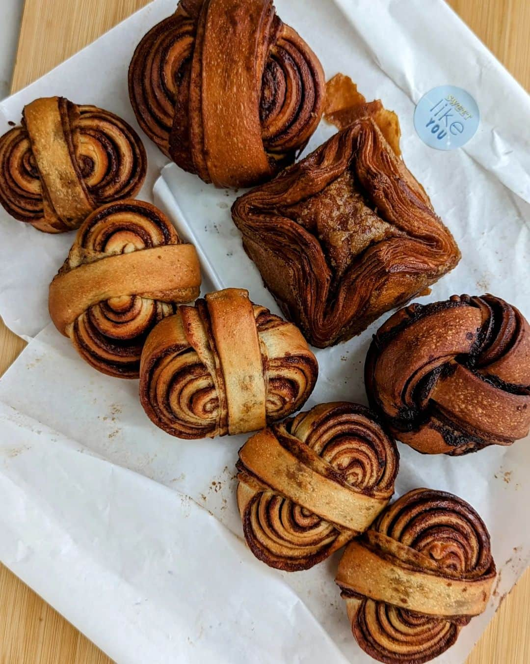 Li Tian の雑貨屋さんのインスタグラム写真 - (Li Tian の雑貨屋Instagram)「managed to lug back these rustic and unique pastries from taipei in frozen state and enjoy it right in SG 😋 @likedessert.taipei is a shop that operates mainly via pre-orders, though u can still walk in to pick up any available ones from their shop that operates twice weekly--thurs and sat.   It caught my attention because it specializes in European style cinnamon rolls 北歐肉桂捲, distinguished by an extra band weaved around the swirls of bread. Unlike those rich American style cinnamon rolls with cream cheese frosting, these are not as greasy as usual cinnamon rolls, not as sweet, but comforting to dig in. The ones here are good, but I still prefer those from chengji as the latter makes it like a croissant.   Highly recommend their 皇冠奶油酥 if u love love love danish pastries ❤️❤️❤️. I do, and the ones here totally stole the limelight from the cinnamon rolls. Don' forget that 巧克力卷, again, shaped uniquely like a mini basket weave and filled with chocolate cream  It might be a small scale business, but definitely one that I would love to see it grow and prosper.   #dairycreameatstw #taiwan #台北美食 #sgfoodies #台湾 #yummy #igfood #viral  #foodporn  #instafood #burpple #sgfoodies #gourmet #eatlocal  #bonappetit #snack #台湾美食 #travel  #台北甜點  #pastry  #desserts #pastries #bread #cinnamonrolls #肉桂捲 #麵包」5月2日 18時25分 - dairyandcream