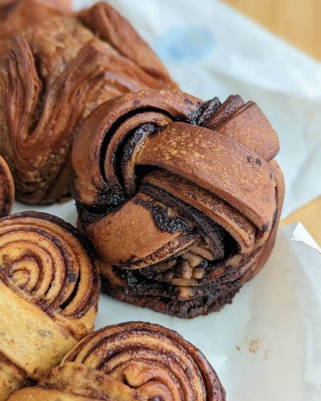 Li Tian の雑貨屋さんのインスタグラム写真 - (Li Tian の雑貨屋Instagram)「managed to lug back these rustic and unique pastries from taipei in frozen state and enjoy it right in SG 😋 @likedessert.taipei is a shop that operates mainly via pre-orders, though u can still walk in to pick up any available ones from their shop that operates twice weekly--thurs and sat.   It caught my attention because it specializes in European style cinnamon rolls 北歐肉桂捲, distinguished by an extra band weaved around the swirls of bread. Unlike those rich American style cinnamon rolls with cream cheese frosting, these are not as greasy as usual cinnamon rolls, not as sweet, but comforting to dig in. The ones here are good, but I still prefer those from chengji as the latter makes it like a croissant.   Highly recommend their 皇冠奶油酥 if u love love love danish pastries ❤️❤️❤️. I do, and the ones here totally stole the limelight from the cinnamon rolls. Don' forget that 巧克力卷, again, shaped uniquely like a mini basket weave and filled with chocolate cream  It might be a small scale business, but definitely one that I would love to see it grow and prosper.   #dairycreameatstw #taiwan #台北美食 #sgfoodies #台湾 #yummy #igfood #viral  #foodporn  #instafood #burpple #sgfoodies #gourmet #eatlocal  #bonappetit #snack #台湾美食 #travel  #台北甜點  #pastry  #desserts #pastries #bread #cinnamonrolls #肉桂捲 #麵包」5月2日 18時25分 - dairyandcream