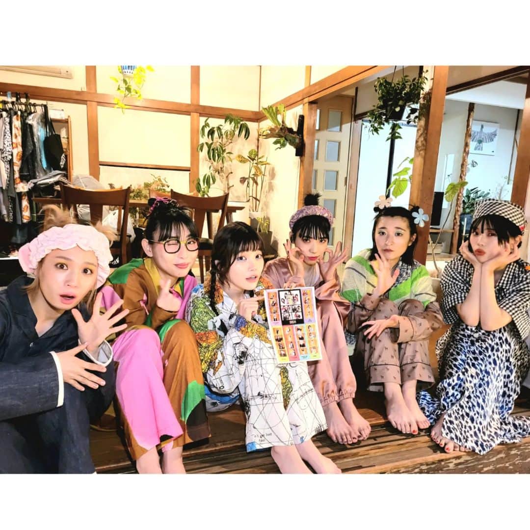 のインスタグラム：「全員集合、ユニット、インタビュー、お互い撮り合いっこと盛りだくさん🥰  見逃せないのがmini撮り下ろし写真を使用したスペシャル付録!!  クリアファイル2種、ステッカー2種、顔デザインクリップ（メンバー6名分）の豪華10点セット！メンバーも完成度に感激した、BiSHお墨付き🖤  プリクラ風ステッカーのみ特別に先行公開しちゃいます！  #BiSH #miniBiSH号」