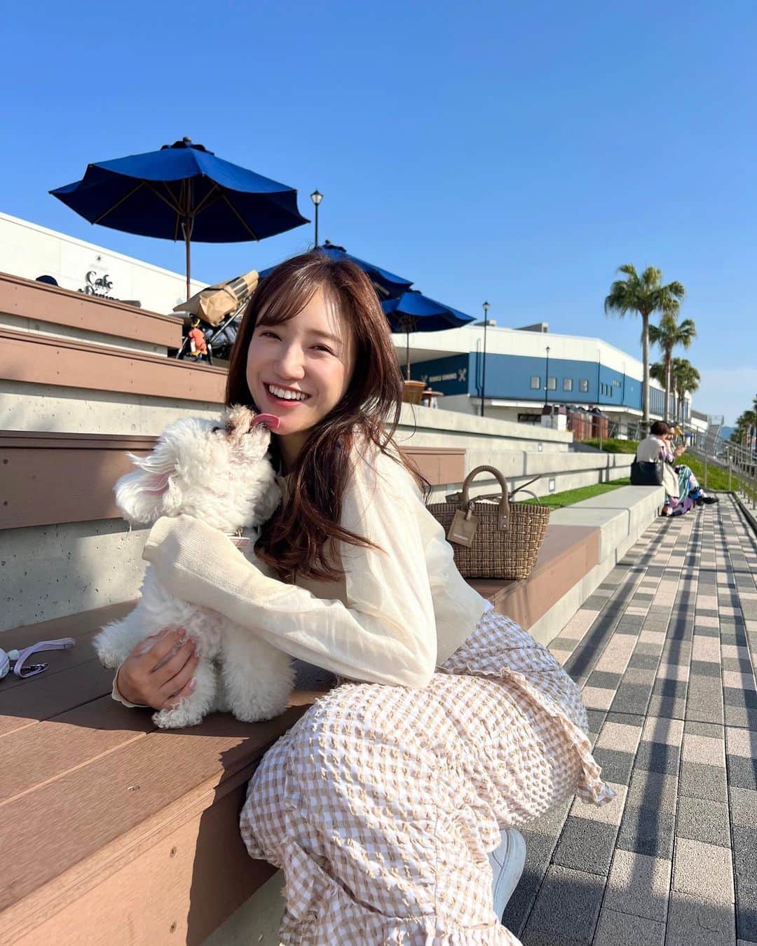 森川侑美のインスタグラム：「いいお天気☀️いい写真😆✨ 2枚目のうゆちゃんの顔がツボ🏺笑。  GW、明日からお天気下り坂だなんて 悲しすぎる🥲🥲 数日分の太陽いっぱい浴びた🌞  #GW#青空#海#わんこ#お出かけ」