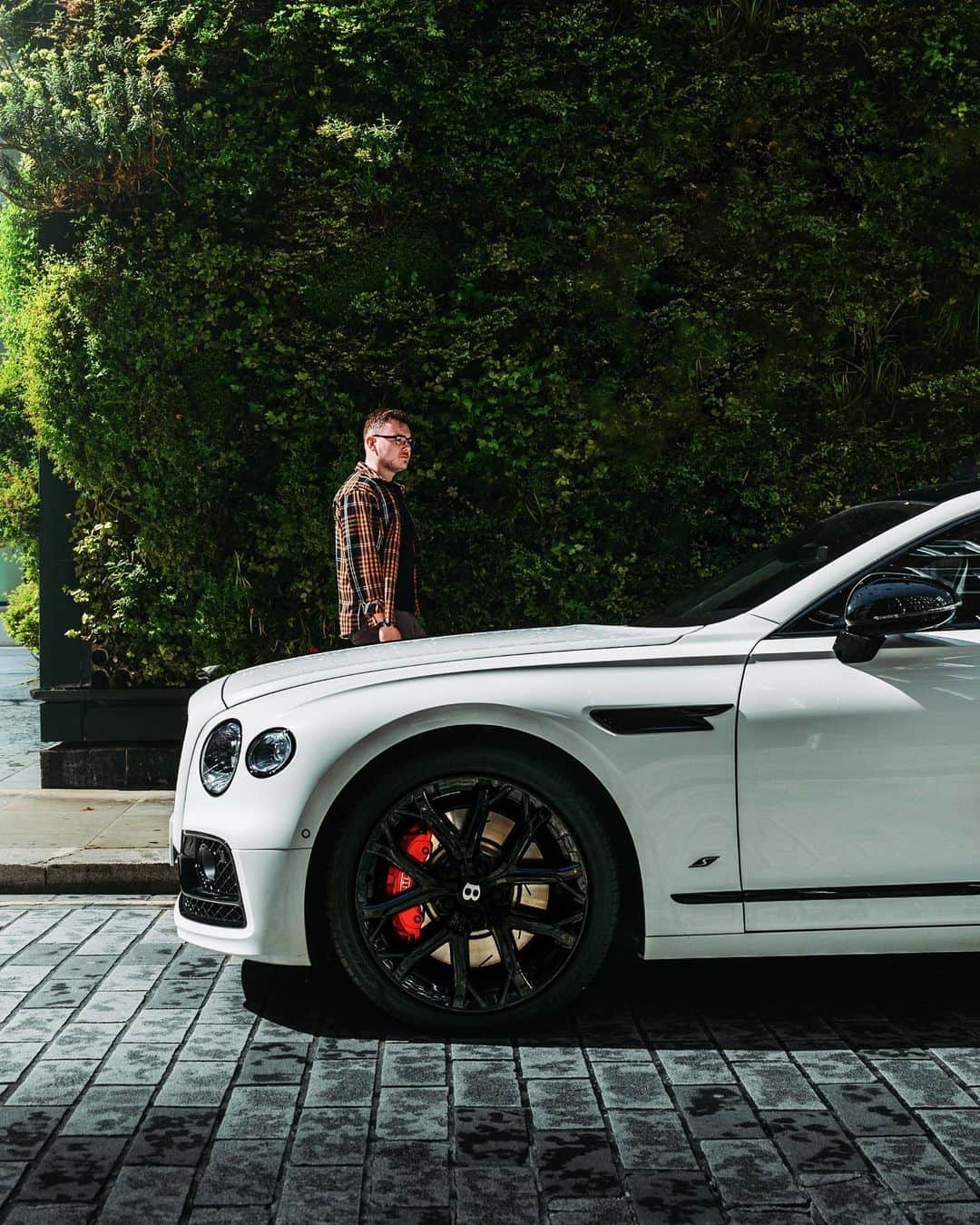 ベントレーさんのインスタグラム写真 - (ベントレーInstagram)「Consider your everyday commute electrified. #FlyingSpur #Hybrid _ #Bentley Flying Spur S (Hybrid) WLTP drive cycle: combined, weighted fuel consumption: 85.6 mpg (3.3 l/100 km), combined, weighted CO₂: 75 g/km」5月2日 18時33分 - bentleymotors