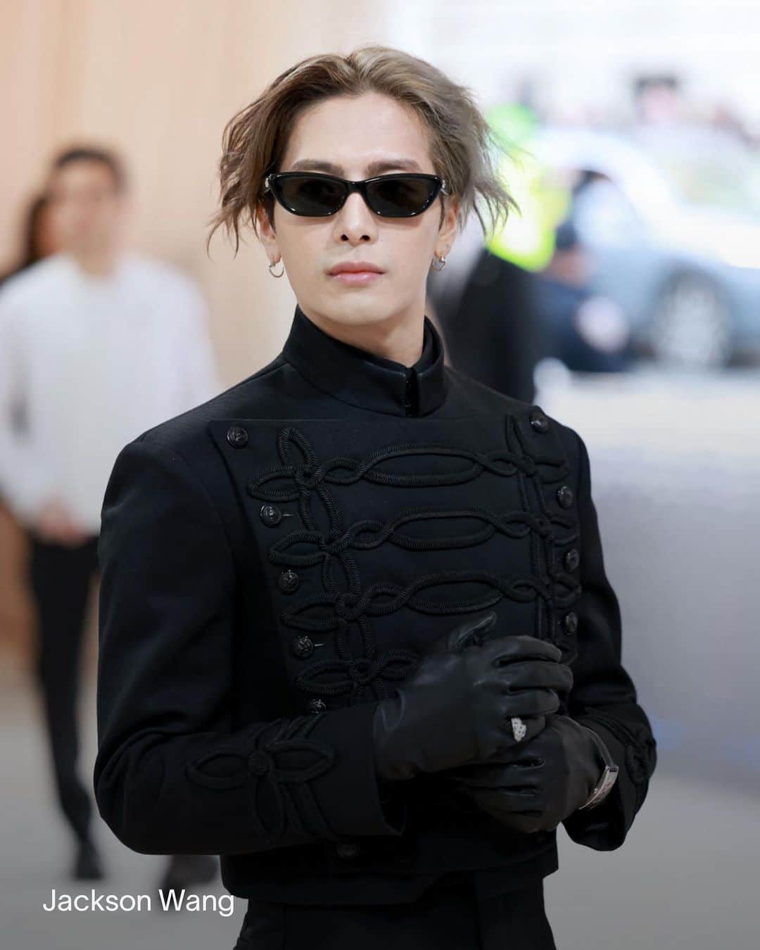 VICE Japanさんのインスタグラム写真 - (VICE JapanInstagram)「毎年5月に米国で開催されるファッション界最大の祭典、 #メットガラ（ #MetGala ）。今年のテーマは、2019年に他界した伝説のファッションデザイナー、カール・ラガーフェルドに捧げる〈Karl Lagerfeld: A Line of Beauty〉だ。  各国のセレブが #ニューヨーク の #メトロポリタン美術館 に集う中、アジア人は何を纏って参加したのか？K-POPスターのジェニー・キムやアジア人初の主演女優賞を受賞したミシェル・ヨー、多方面で活躍するジャクソン・ワン、ソン・ヘギョなどが初めて出席した。  📷: AFP」5月2日 18時34分 - vicejapan