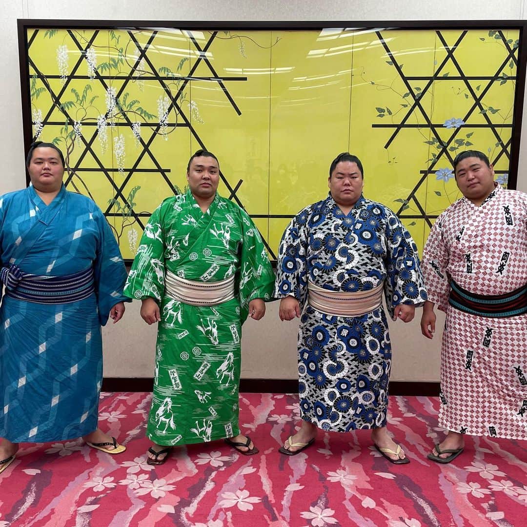 日本相撲協会さんのインスタグラム写真 - (日本相撲協会Instagram)「関取撮影会  関取と記念撮影できる！ 関取と写真撮影付き4人マスC席の撮影会が本日開催されました。  登場したのは、 霧馬山、大栄翔、若元春、琴ノ若  皆様思い思いのポーズやグッズを使って一緒に撮影しました。  @sumokyokai #sumo #相撲 #お相撲さん#東京 #両国  #japan #japanculture #tokyo #五月場所 #霧馬山 #若元春 #大栄翔 #琴ノ若」5月2日 18時34分 - sumokyokai
