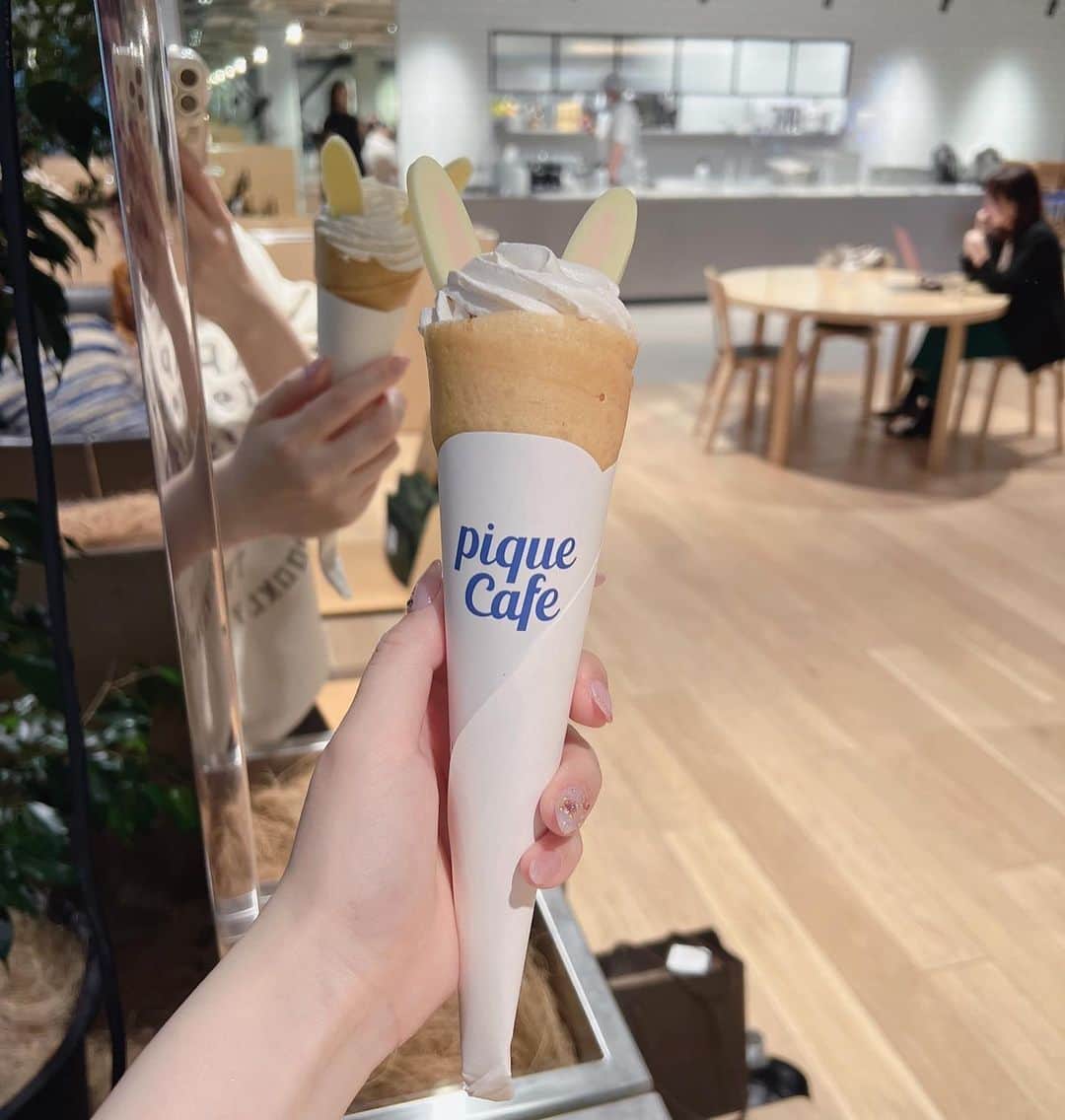 新希咲乃さんのインスタグラム写真 - (新希咲乃Instagram)「@gelatopique_official のカフェの クレープ本当に美味しいのっ！！！ みんな食べたことある？？  もちもちしていい香りで、プレーン食べてもお砂糖と生地の味が美味しくて 本当に幸せになるんだよね🩵  そしてお洋服着膨れしまくってる🤣 ダボッと着たいのに座ると着膨れる、、笑 @gap_jp × @thebkcircus のコラボ 可愛すぎてめっちゃ色々買ったよ♪♪   #gap  #thebkcircus   #ジェラートピケカフェ   #gelatopique   #新希咲乃  #カフェ  #クレープ」5月2日 18時34分 - niki_sakino