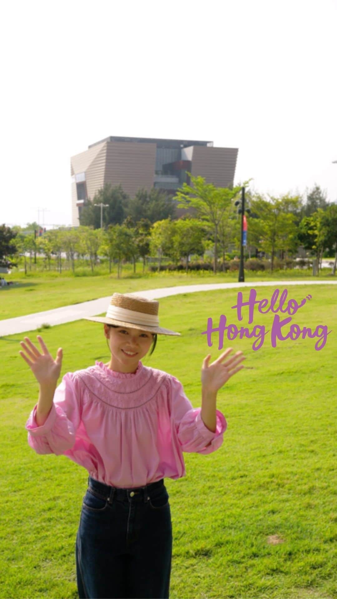 Discover Hong Kongのインスタグラム：「【Hello Hong Kong! 】 You don’t need a time machine to travel back in time! 👀 Come immerse yourself in culture and history at the Hong Kong Palace Museum. With nearly a thousand artefacts, thematic events and limited-time special exhibitions, you’re sure to have a blast! 😍  嚟一場穿越時空之旅 👀 香港故宮文化博物館坐擁近千件珍罕藝術中華文物瑰寶，配合專題活動同期間限定特別展覽，等你完全沉浸喺文化國度，快啲親身體驗吓啦！😍  #HelloHongKong @hongkongpalacemuseum @westkowloon #DiscoverHongKong  Hong Kong welcomes you✈️! Now travellers can get ‘Hong Kong Goodies’ 🛍️vouchers including one FREE welcome drink🍸 in the hottest bars! Check out the details here: bit.ly/HelloHKgoodiesEN. Hope to see you all soon! 香港歡迎你✈️！而家遊客仲可以享用「香港有禮🛍️」消費優惠券，去得獎酒吧免費飲返杯🍸🍹！詳情請留意 bit.ly/HelloHKgoodiesTC」
